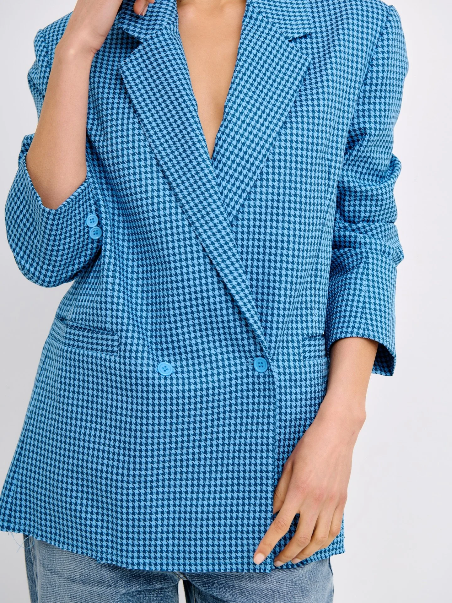Tailored structure meets everyday ease. Introducing the Rowan blazer in blue houndstooth - designed to stand out.
