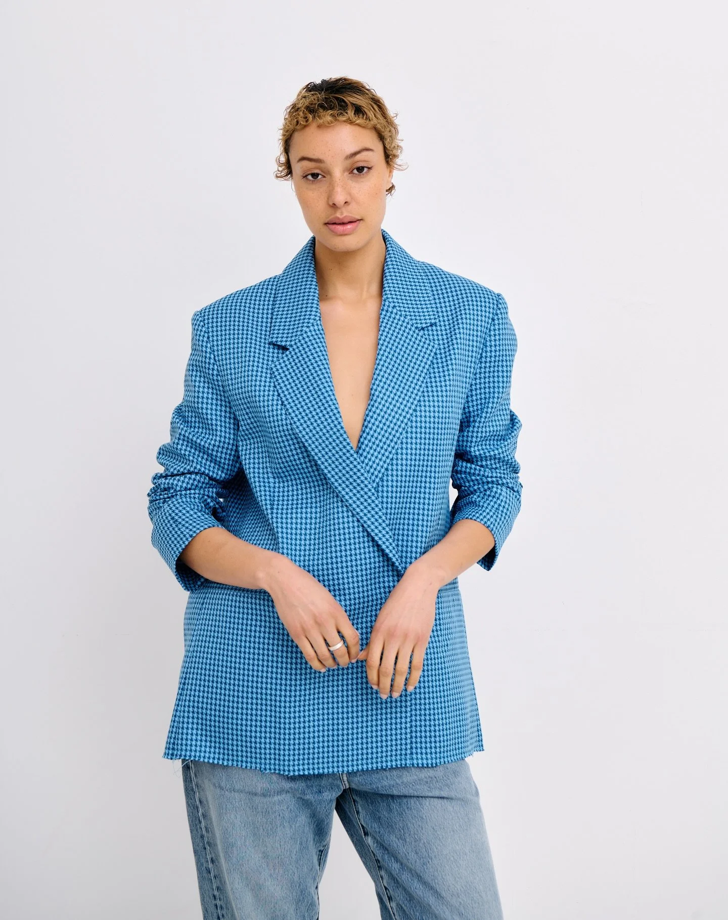 The Rowan blazer, reimagined in two new houndstooth colours. Effortlessly oversized, endlessly wearable.