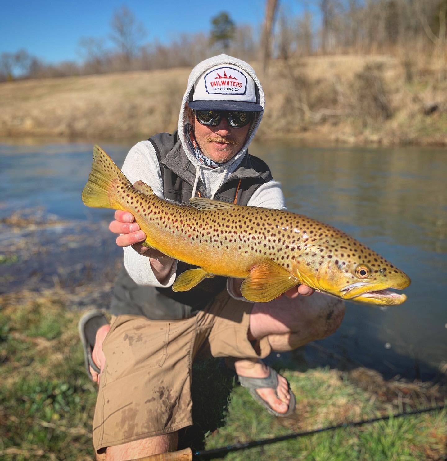 Taking advantage of high water pushes... 
Spring weather is here, for now.... link in bio to book. 
&bull;
&bull;
&bull;
#riffletripoutfitters #scottflyrods #rossreels #tailwaters #arkansas #flyfish #flyfishing #whiteriver #whiteriverarkansas #flyfis