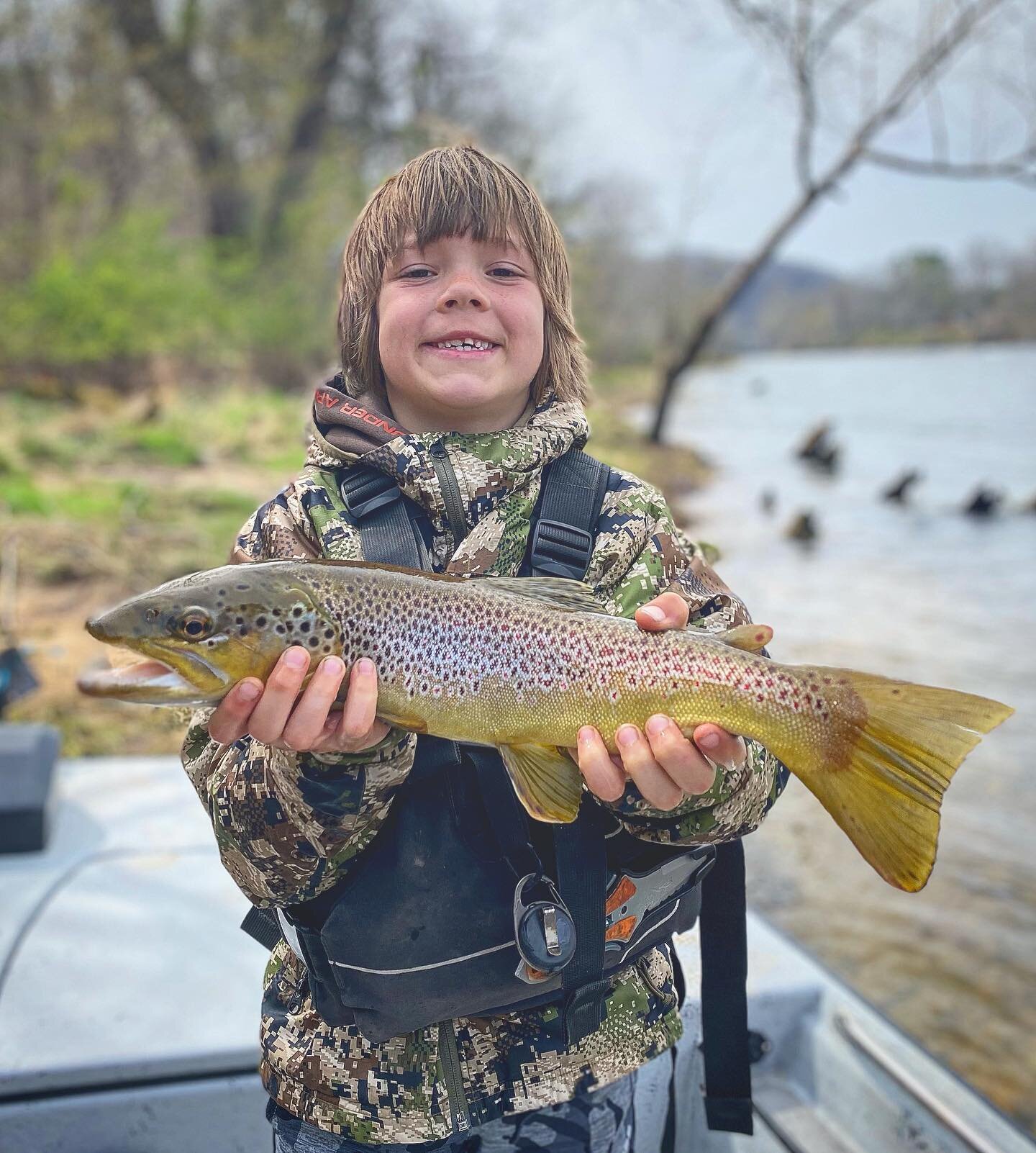 The youngest of 3 brothers put a hurtin&rsquo; on some 20s today! 
Unfortunately, his dad dropped his phone in the river on our last drift to prove that he caught a few more even bigger ones! Well done for an 8 year old.... anyone for that matter!
&b