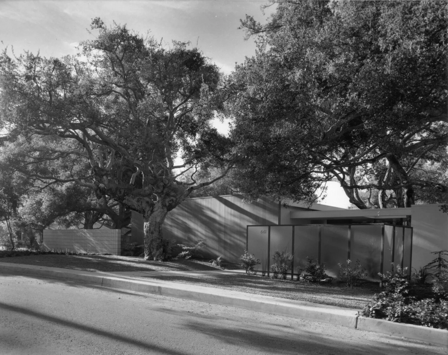 Exterior of the Emmons House, Photo by Julius Shulman Digital Image courtesy of the Getty’s Open Content Program, © J. Paul; Getty Trust – Getty.edu