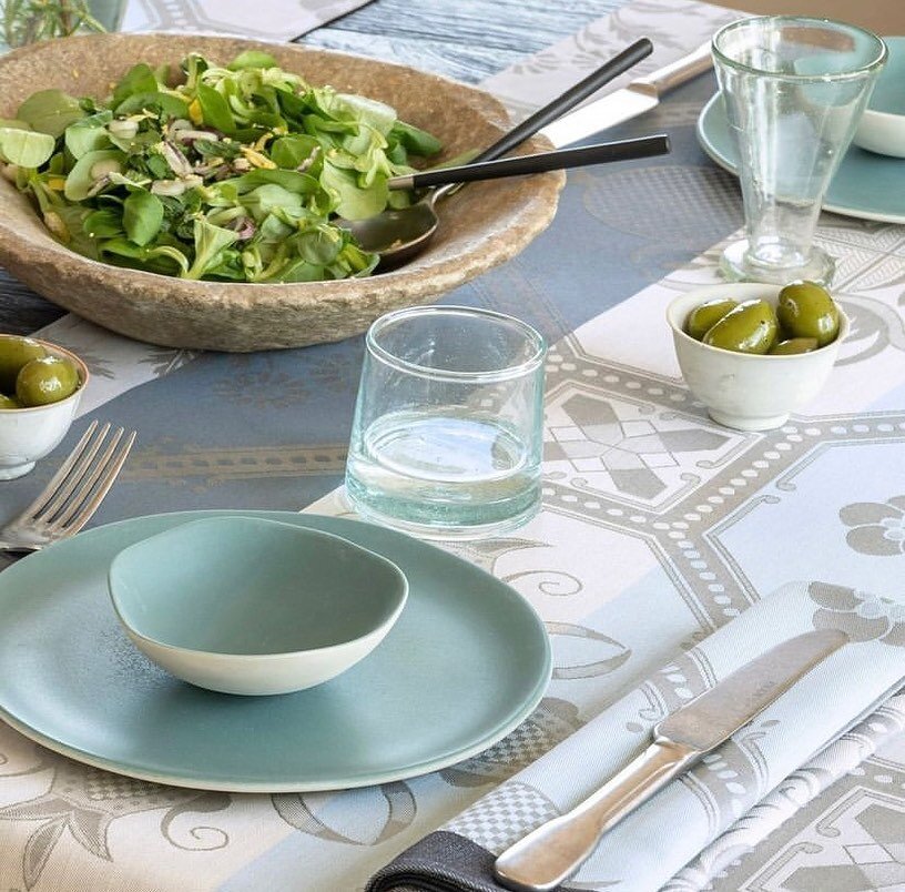 Weekend&hellip; entertaining indoors | outdoors, relaxing with a book | coffee, the setting is always perfect with Le Jacquard Francais table linen.

&bull;Hacienda Blue cotton tablecloth
&bull;Arri&egrave;re-Pays Blue placemats
&bull;Casual Blue lin