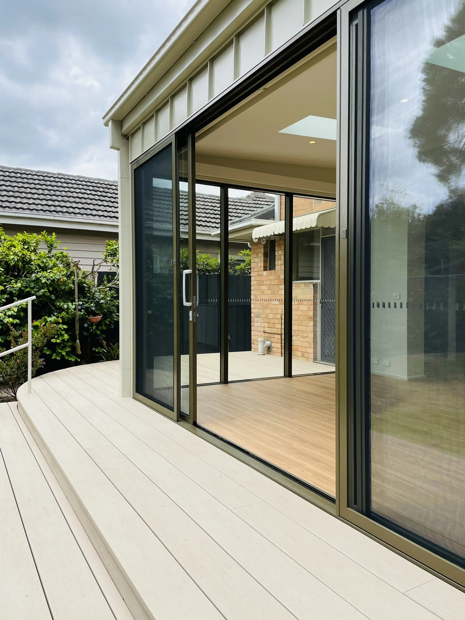 Curved deck feature.