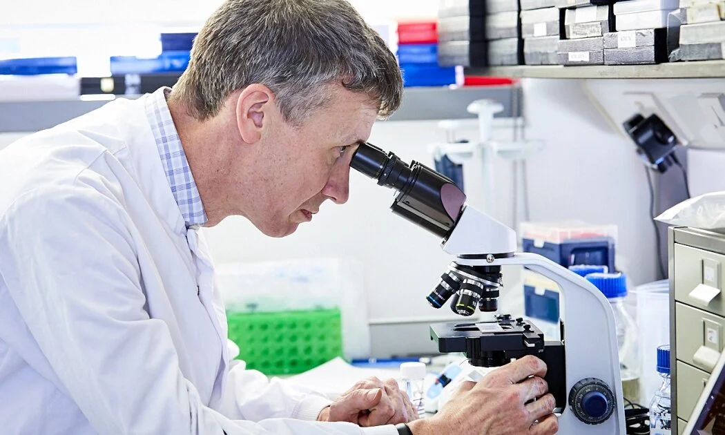 Iain_Lab_36128 Cropped_0.jpg