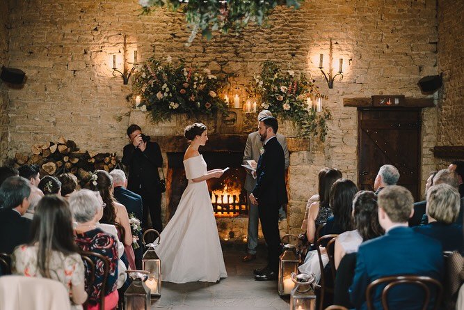 HAPPY ANNIVERSARY!
6 years ago today, we had the pleasure of helping A&amp;R plan their beautiful wedding in the Cotswolds at @crippsbarn 
Wedding Planner: @plannedforperfection 
Florist: @flowersbypassion 
Photographer: @modernvintageweddings 
#happ