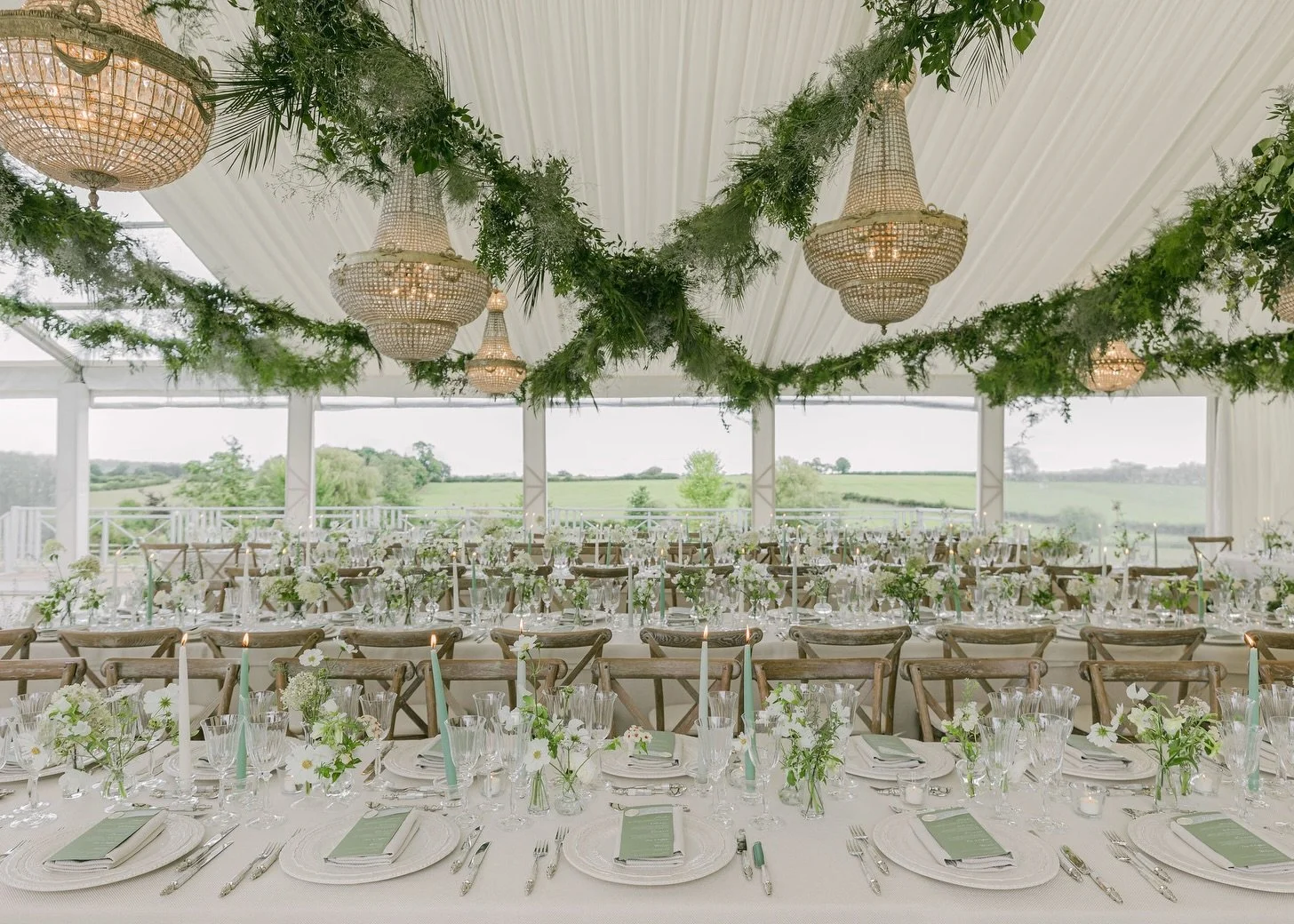 MARQUEE WEDDINGS 
This white &amp; green tablescape was the epitome of elegance &amp; sophistication for S&amp;M&rsquo;s very beautiful marquee wedding at home in the Cotswolds 🌿
Wedding Planner: @plannedforperfection 
Photographer: @chloelowephotog