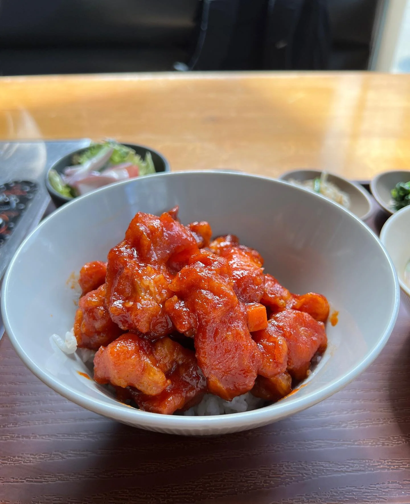 Deep fried marinated chicken with rice, served with sweet chilli sauce, can also be served with soy teriyaki sauce. Side of salad, kimchi, beansprouts, spinach and miso soup :)

Korean fried chicken (KFC) - &pound;11.50
.
.
.
.
.
.
#instagram #instaf