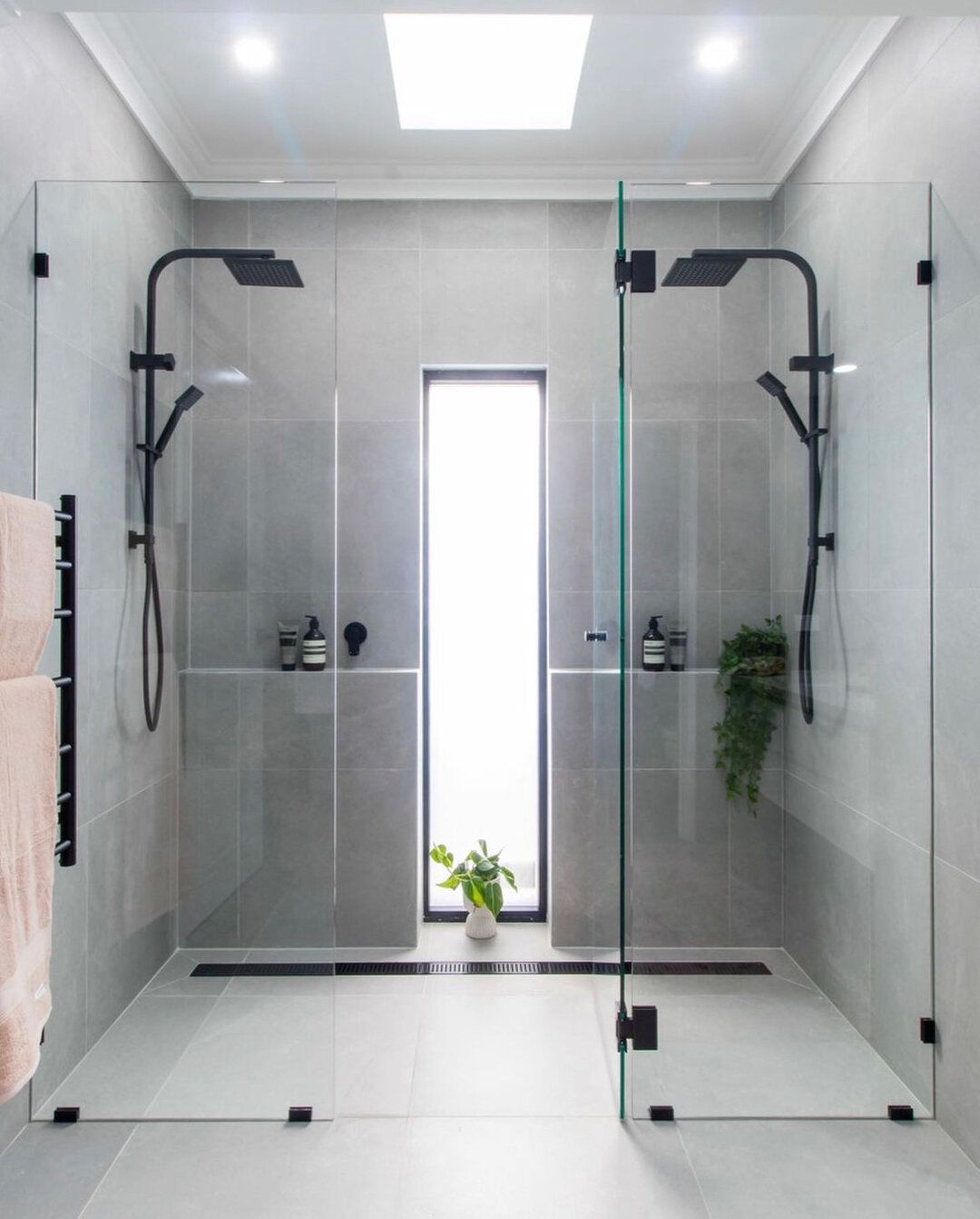 Using the same product over the floor and wall creates an even flow throughout this space and stunning continuity. ​​​​​​​​
​​​​​​​​
Designed by @setthestage101