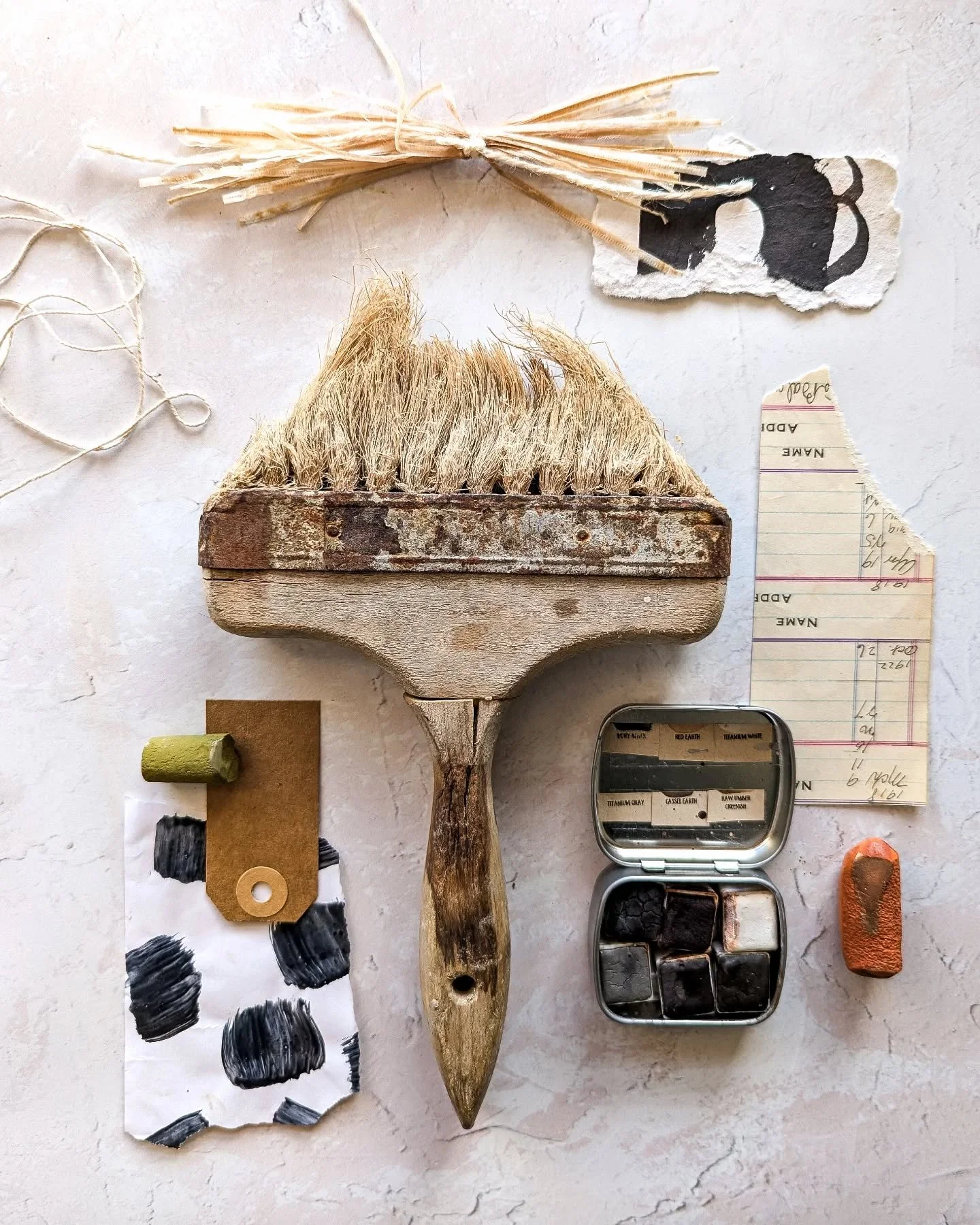 Some lovely little bits and bobs that inspire me and make me happy. Isn't that old paintbrush amazing? It's perfectly useless at this point, but it's value is in it's patinaed beauty. I love it.

Vintage art supplies, Paintbrush,  Inspiration, Artist