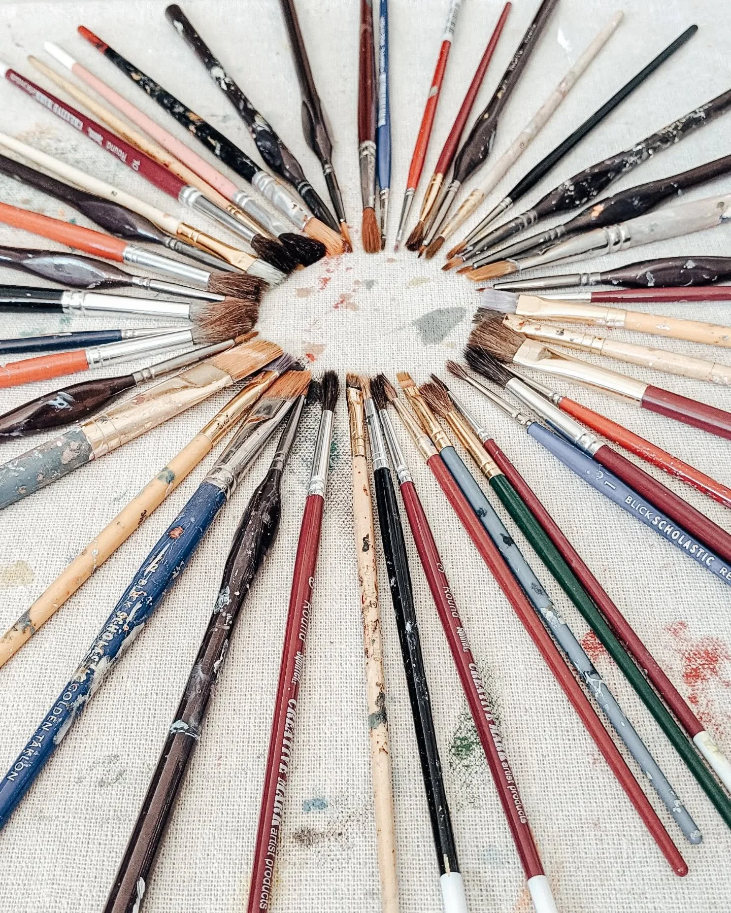 This is what I do when I really should be painting but can't quite get there yet 😊I play with my art supplies and take photos of them!

#paintbrushes #artsupplies #artstudio