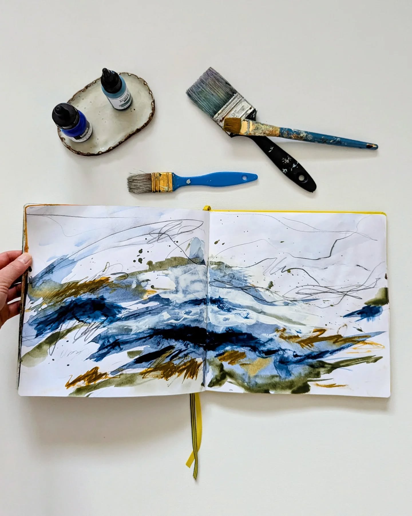 An art journal page from the other day. 🎨🖌️

#artjournal #artstudies #abstractlandscape #landscapepainting
