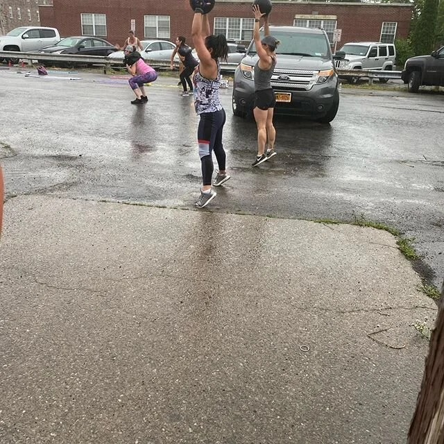 Describe dedication: ..... 🙌. #studiofithealthclub #outdoorbootcamp #theyjustdoit