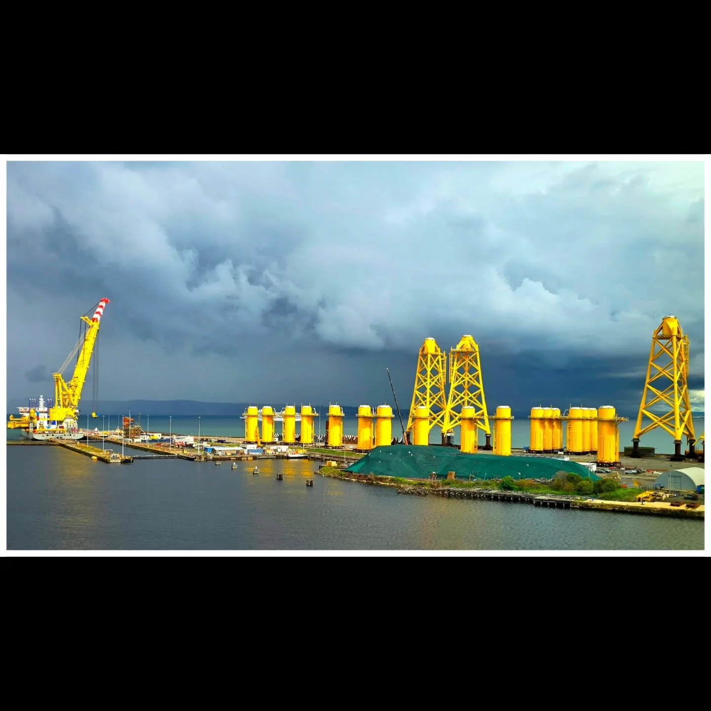 Some heavy rain incoming this morning.
.
.
#weathergram #lesaliz&eacute;s #forthports #clouds #rain