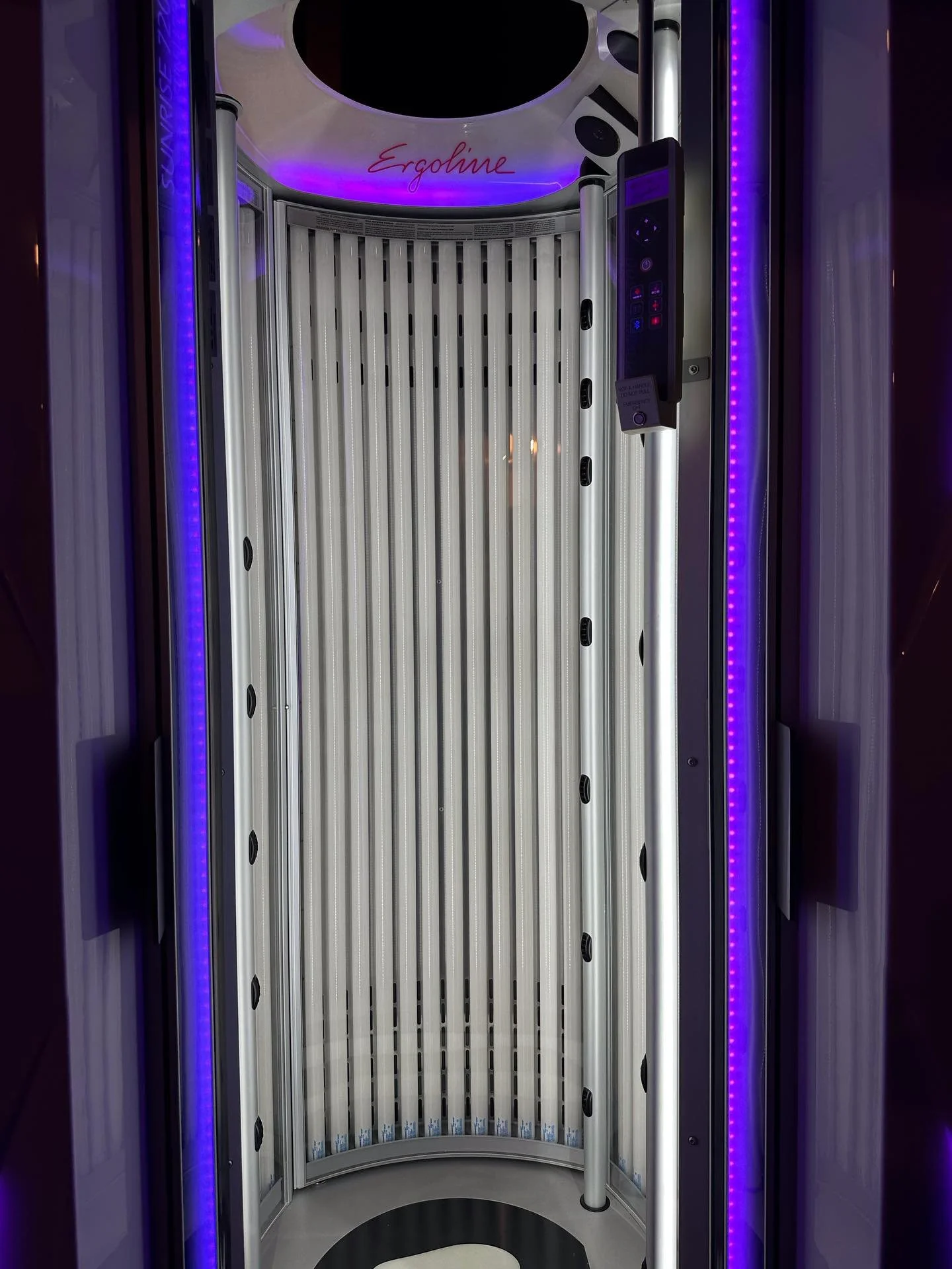 Our Ergoline stand-up UV bed &ndash; designed for even, all-over color in just minutes. 💫

✨ Why stand-up UV tanning?
✅ 360&deg; coverage &ndash; no pressure points or tan lines
✅ Higher intensity &ndash; shorter session, deeper tan
✅ Boosts Vitamin