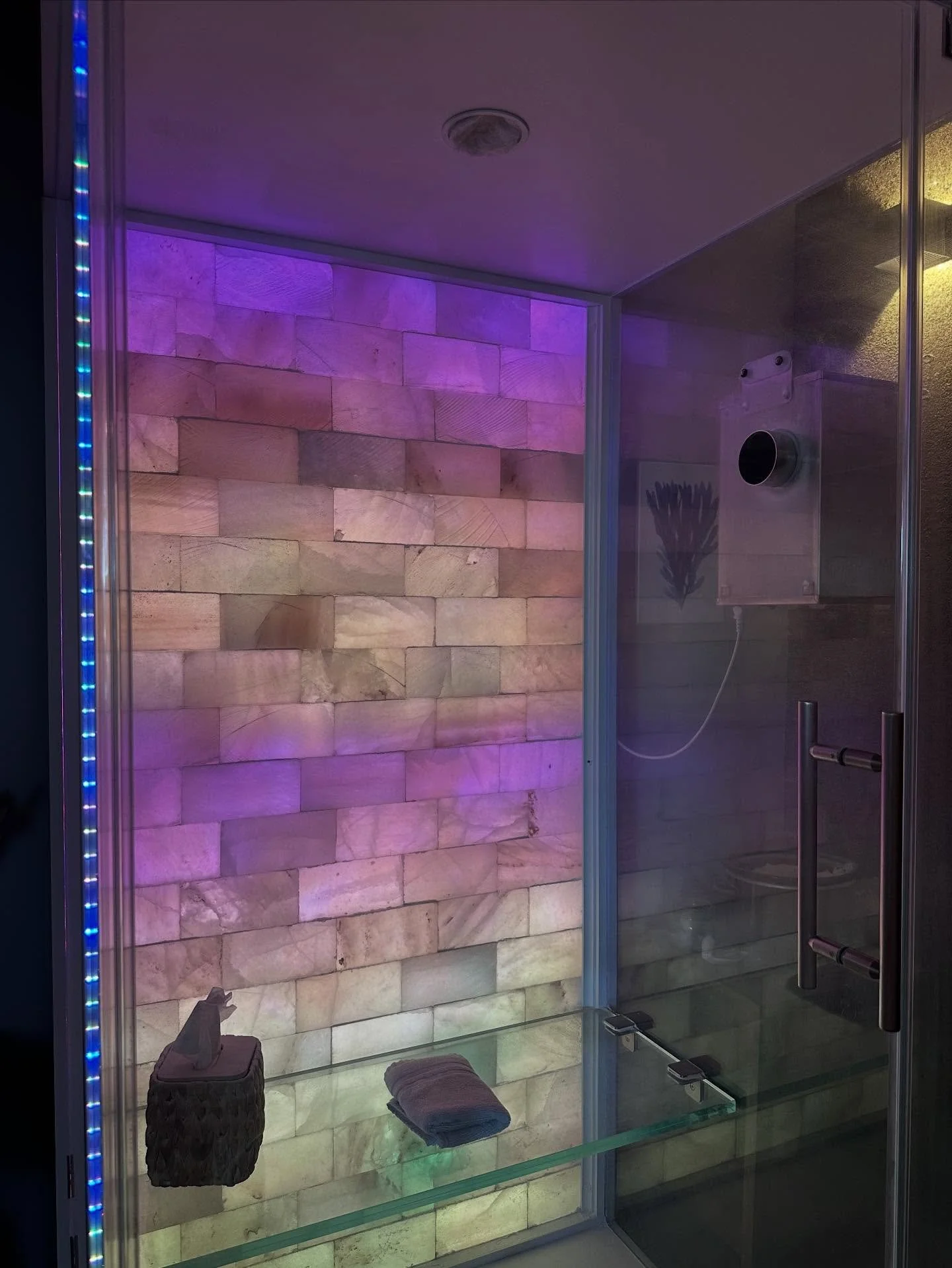 Feeling stuffy before the holidays? We&rsquo;ve got your fix!
Halotherapy is a natural wellness treatment where you relax in a booth filled with micronized dry salt. As you breathe it in, the salt helps cleanse your airways, reduce inflammation, and 