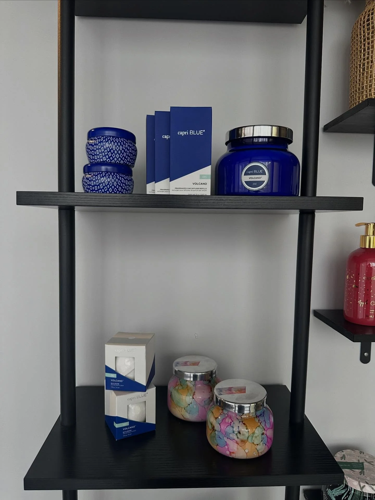 It&rsquo;s gifting season! 🎁✨ Want the perfect present for anyone on your list? Check out our Capri Blue collection at Energy Spa &amp; Tanning &mdash; candles, bath bombs, and so much more!
#EnergySpa #EnergyTanning #EnergySpaandTanning #CapriBlue 