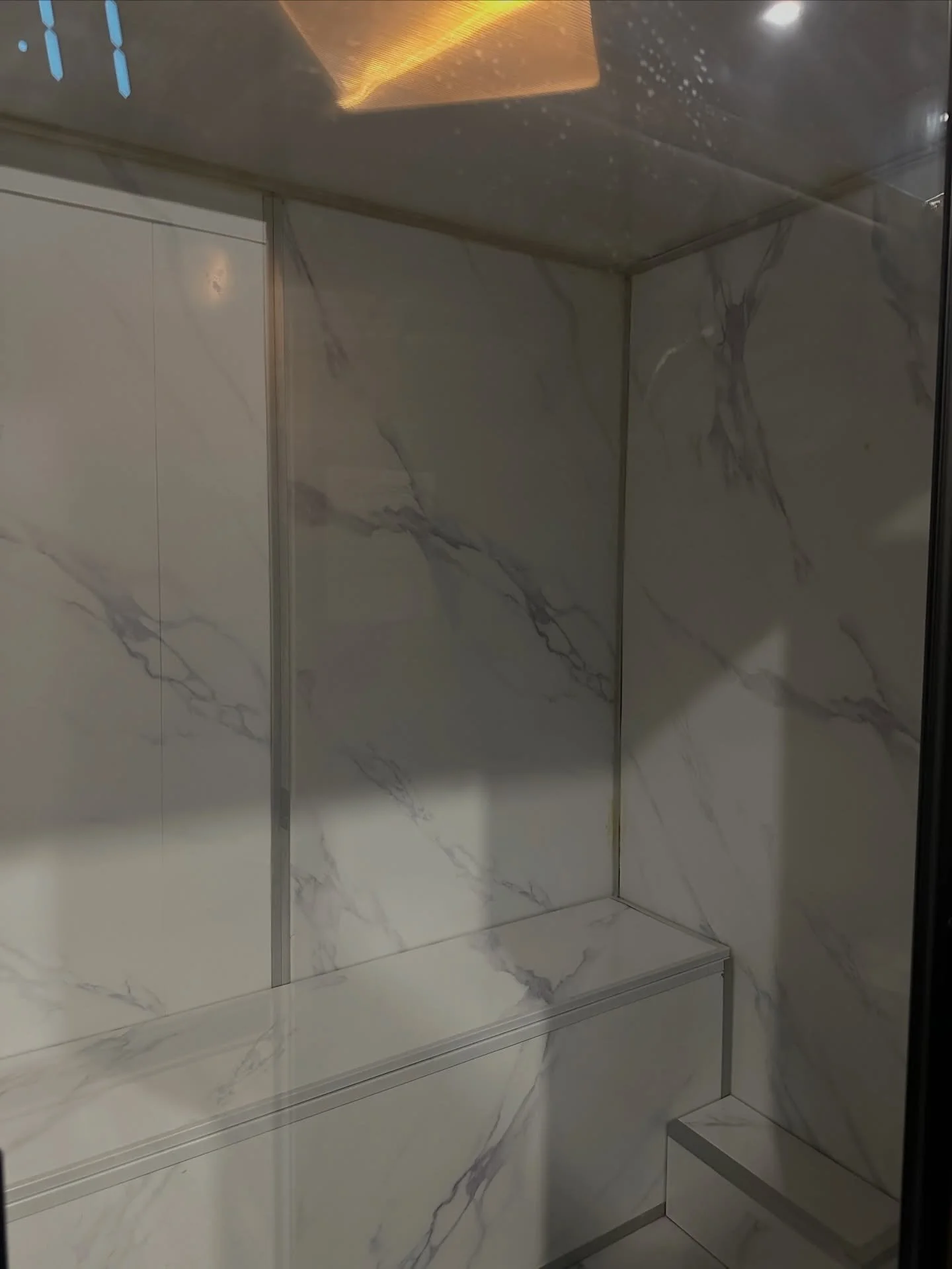 Step into the steam and let everything else melt away.
Warm vapor opens your pores, eases muscle tension, boosts circulation, and leaves your skin feeling refreshed and glowing.
A few quiet minutes here = clearer mind, lighter body, total reset. ✨