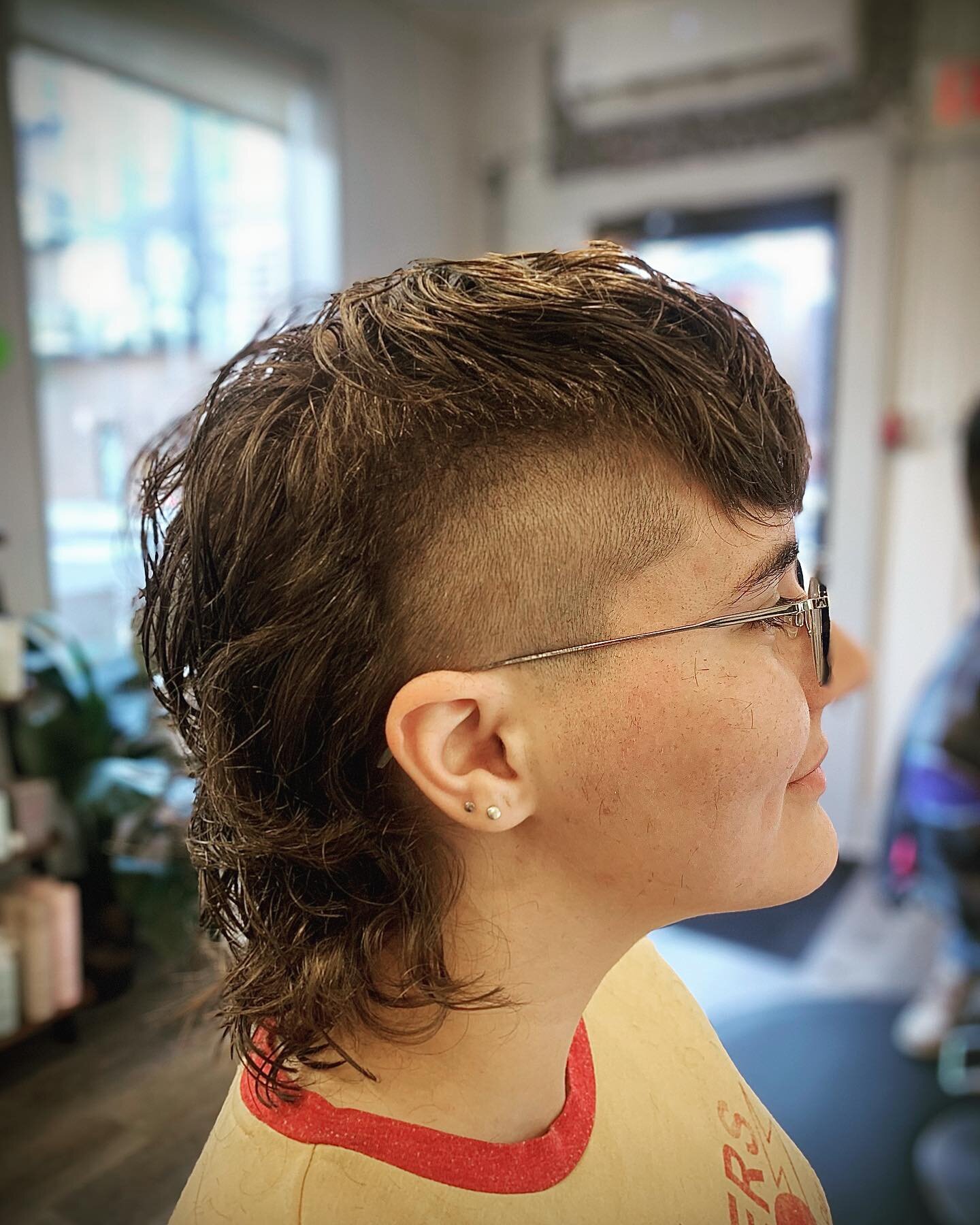 Here&rsquo;s a super fun curly mullet with shaved sides done by Shannon. Use our link in bio to Book your appointment with her today! #hkhairstudiophilly #hkhairstudio #phillies #philadelphiahair #philadelphiahairstylist #philadelphiahairsalon #phila