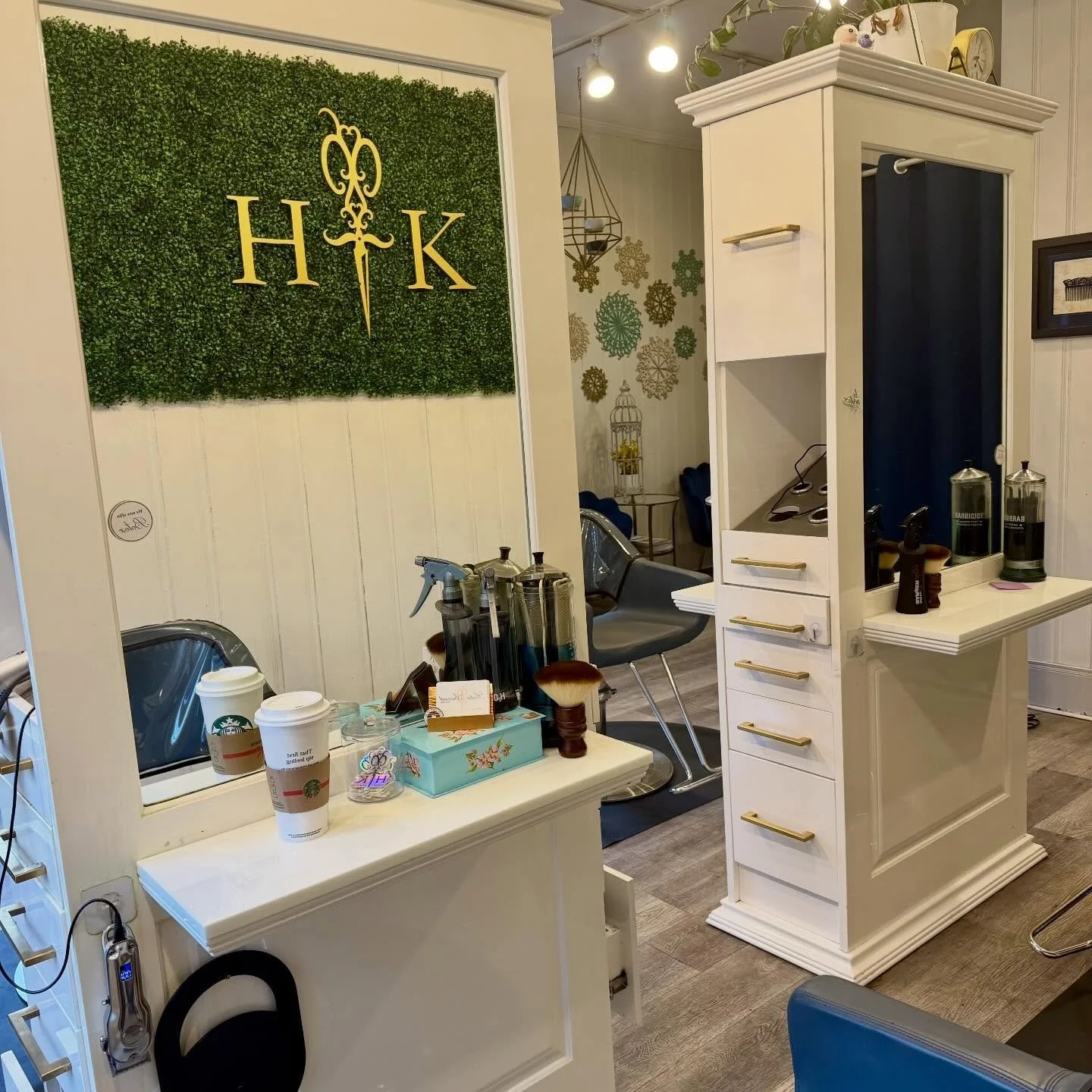 Snowy weekend loading&hellip; ❄️

If you&rsquo;re staying in today, it&rsquo;s the perfect day for a little hair refresh.

We have a few appointments available at HK Hair Studio today &mdash; grab one before the snow start falling!

Book online www.h
