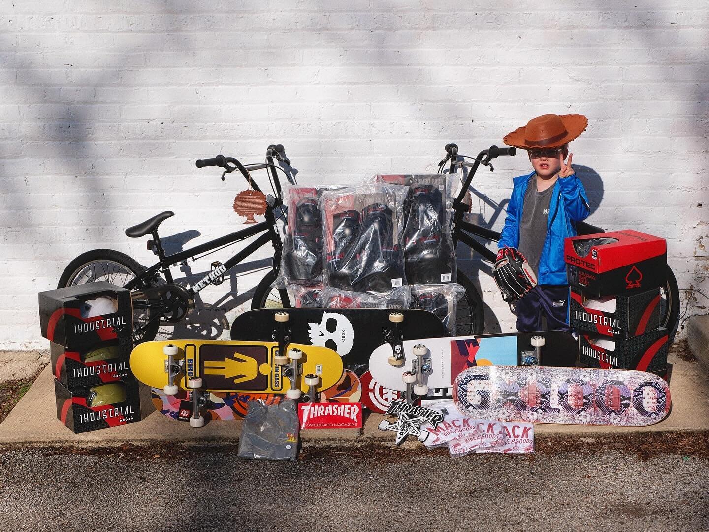 Mack&rsquo;s and the city of Evanston is raffling off all this great stuff today at the grand opening of the Evanston skatepark!!! 12-2 today! Look for Kelly at her table! 

Go hang and win all this fun stuff! 
@evanstonskates @cityofevanston @burnsf