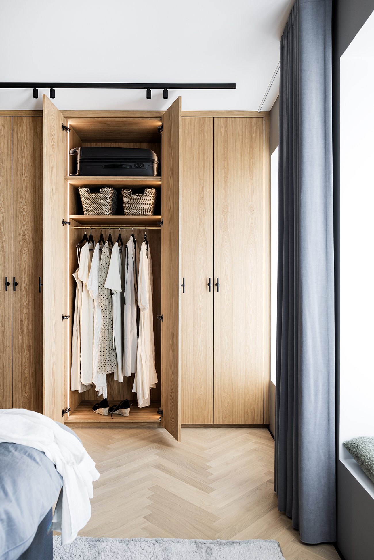 Garderobe_i_egetræ_04.jpg
