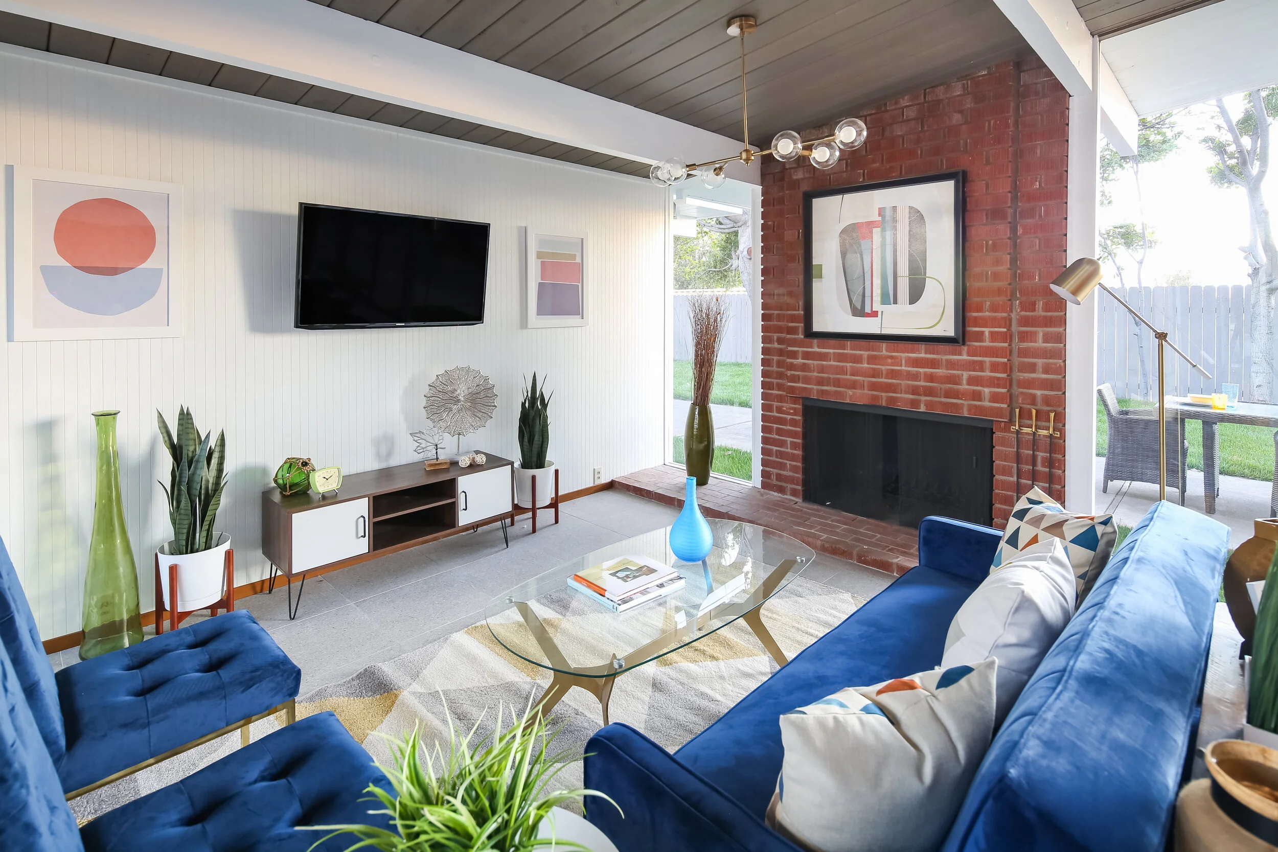 13 Living Room 2.JPG