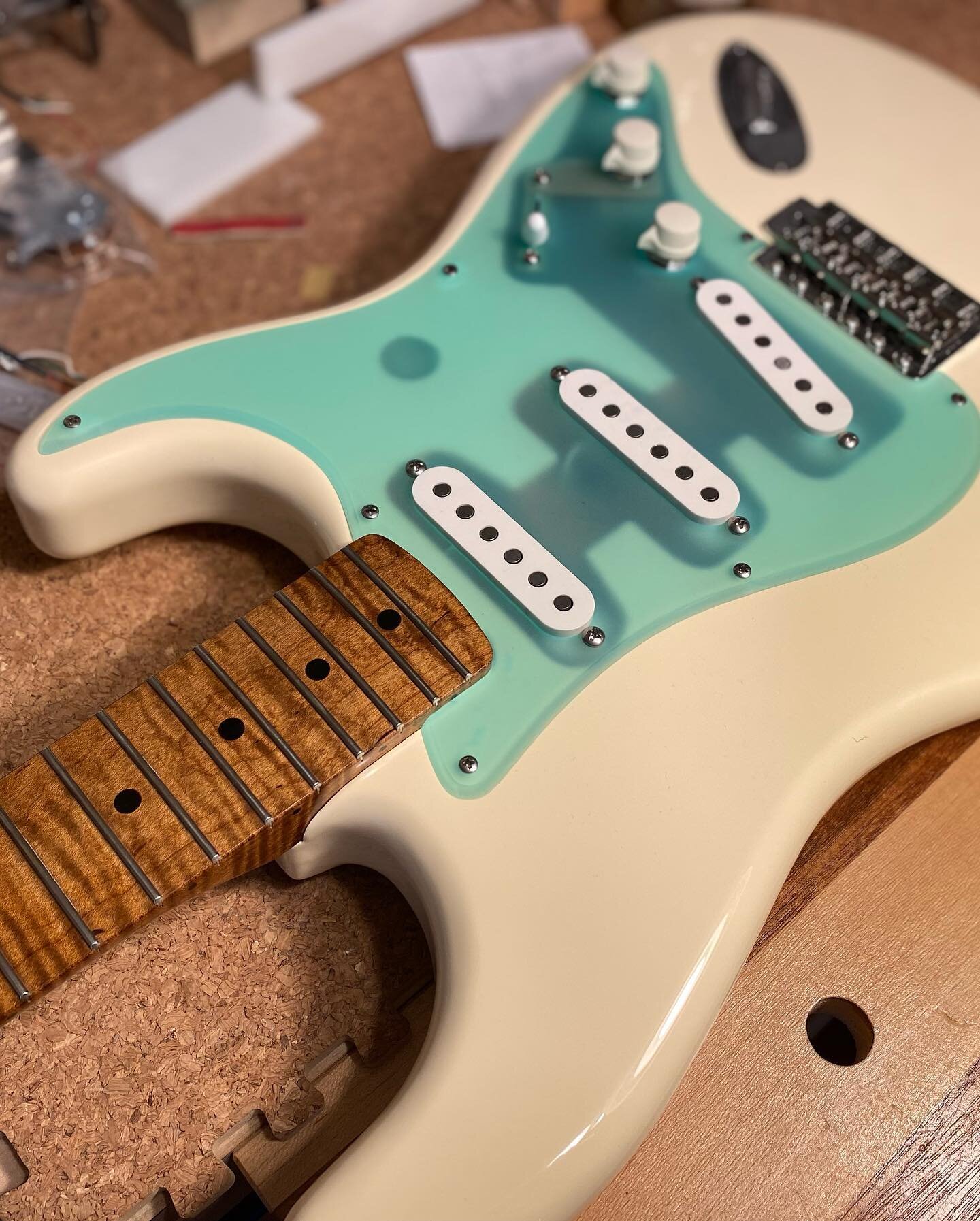 This is getting out of control 🥵
:
.
:
.
:
.
:
.
:
#guitar #luthier #stratocaster #customguitar #roastedmaple #sexy #lollarpickups #soundguitarworks #seattleluthier
