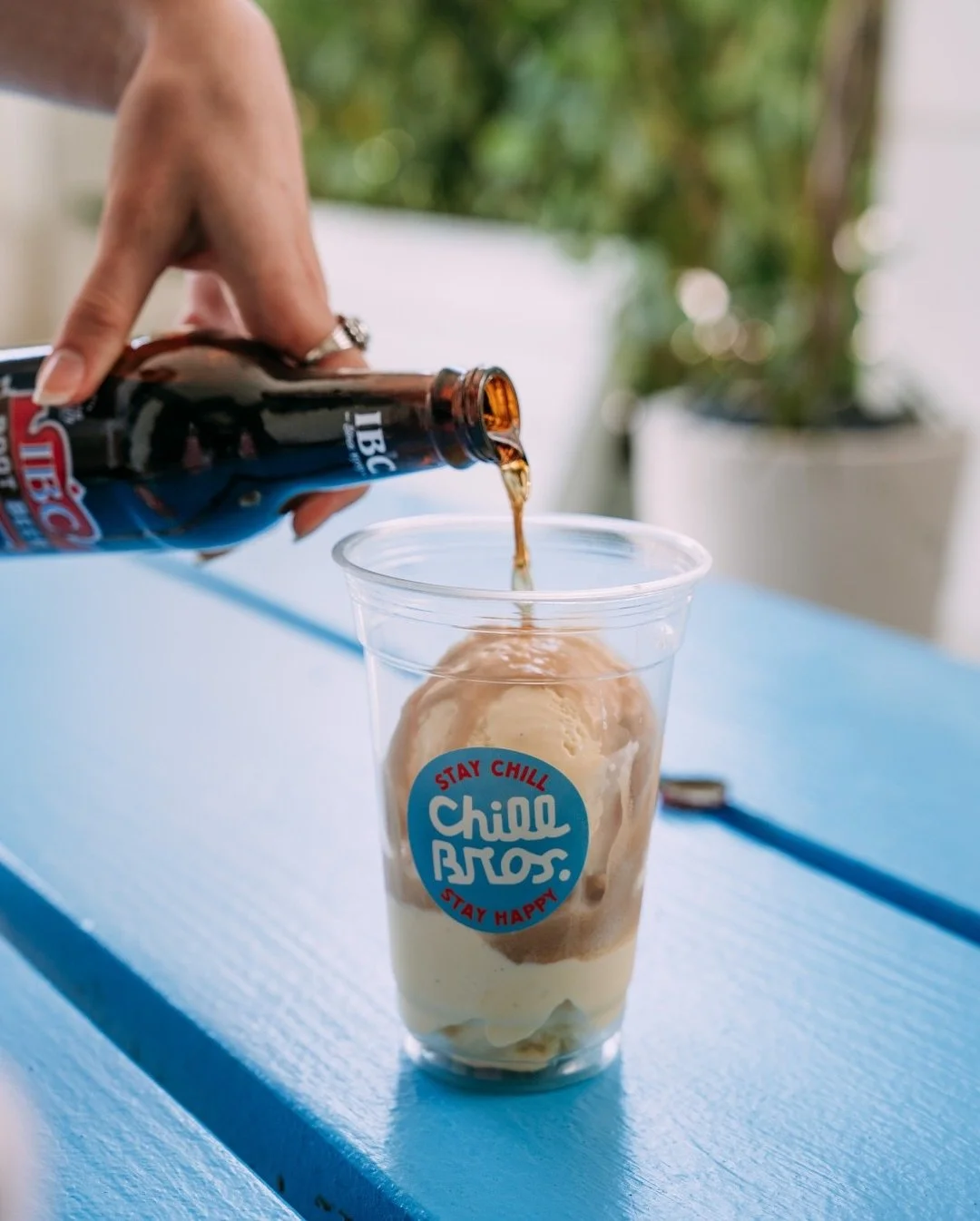 No better drink than a classic root beer float!😉🍺
