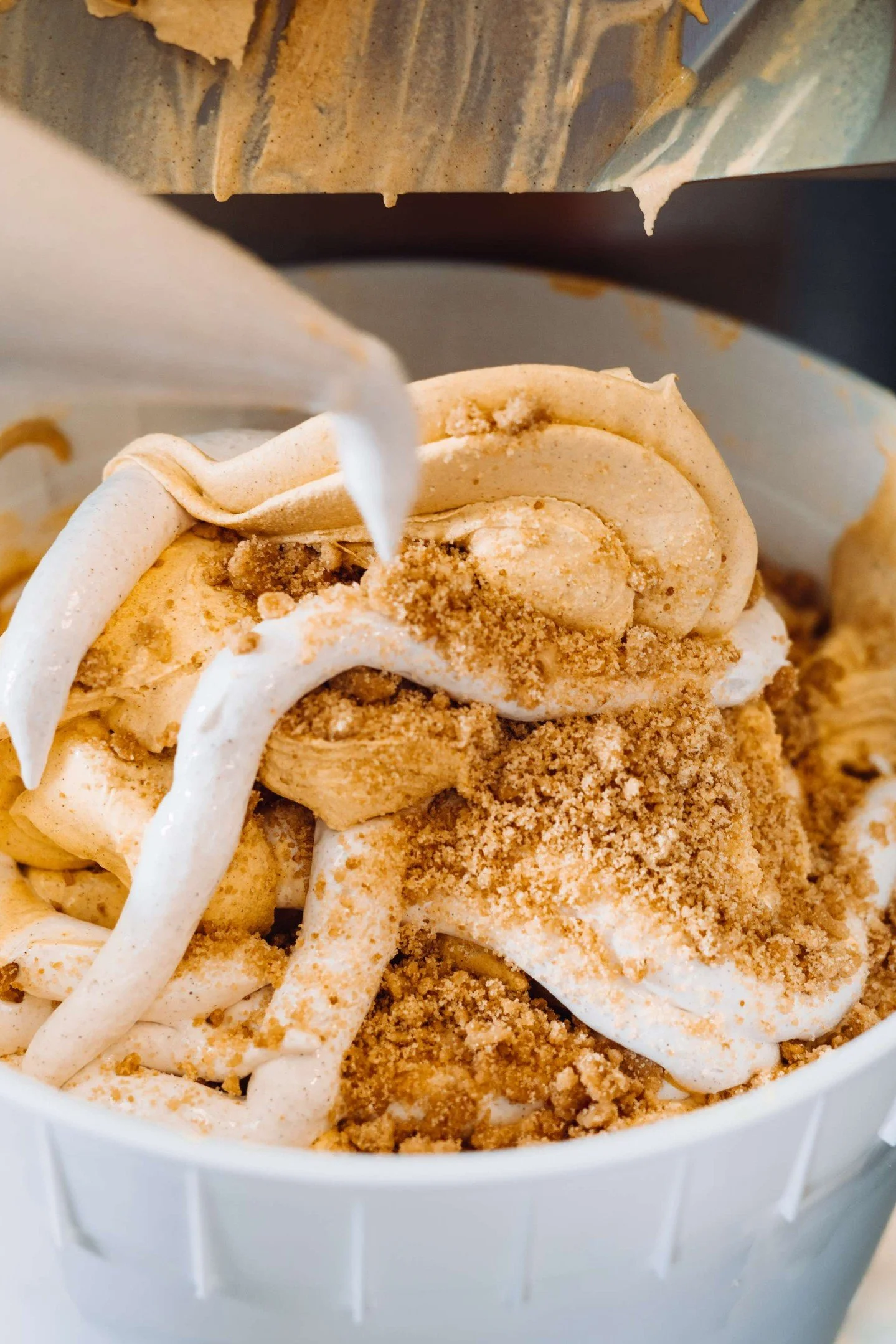 🍂🎃Get a taste of fall without any of that &ldquo;cool weather&rdquo; and &ldquo;colorful leaves&rdquo; nonsense that the northerners are always raving about. 🍁
Fluffer Pumpkin- A concoction of spiced pumpkin ice cream with crispy brown sugar streu