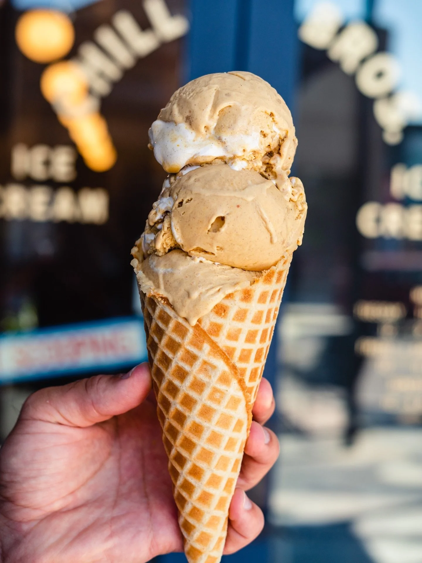 Fluffer Pumpkin is the perfect combination of rich pumpkin, gooey cinnamonn marshmellow fluff and brown sugar crumble. Dare we say its better than the pie? 👀