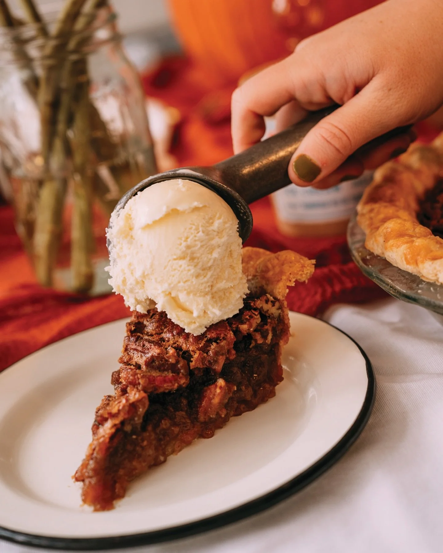 Last chance to get your Thanksgiving pints today! 🦃🍨

We are open all day and available on uber eats to fulfill all your Thanksgiving sweet treat needs!