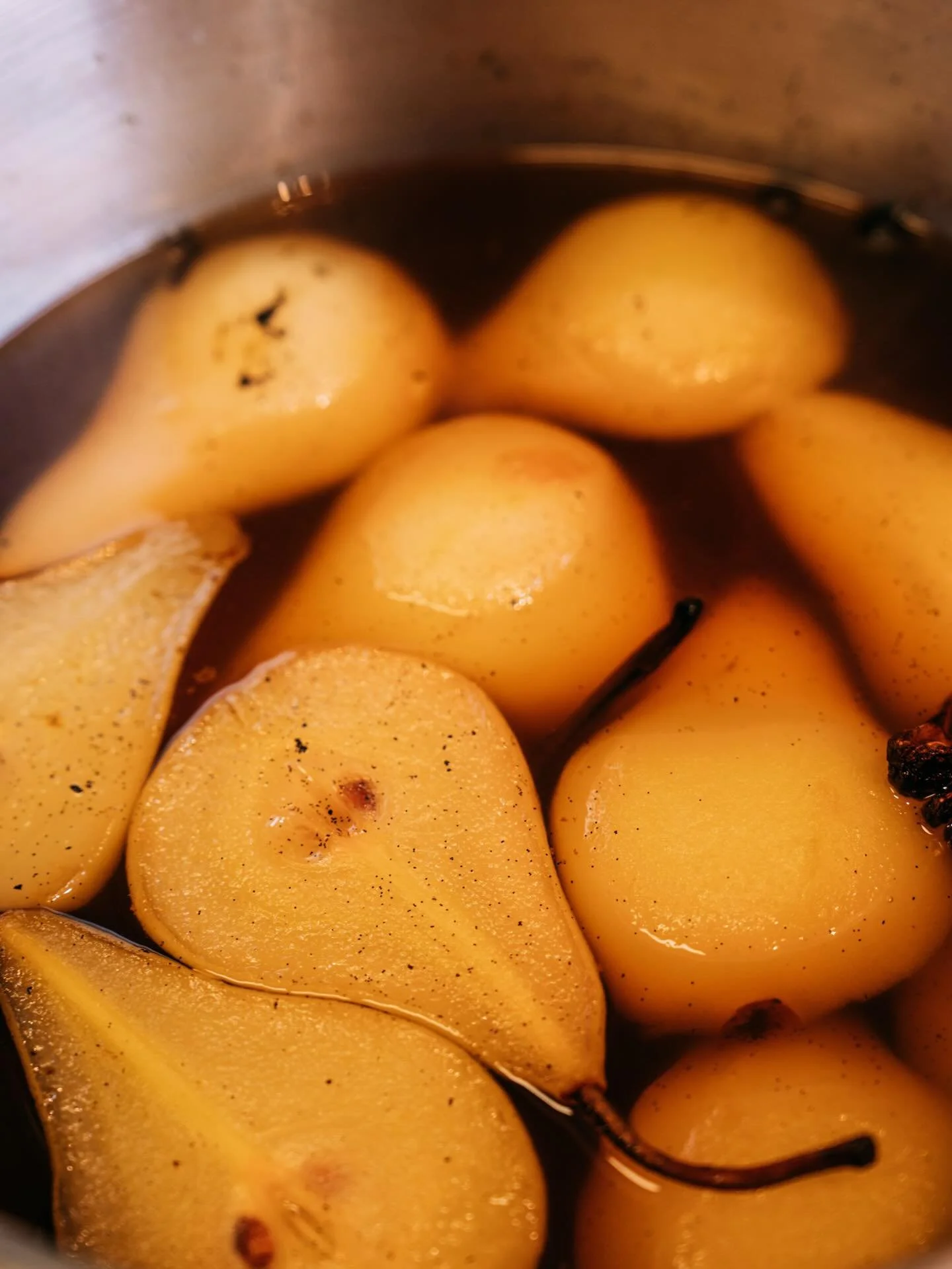A pear-fect holiday scoop 🍐✨

Poached Pear is vegan and only here for a short seasonal stay, featuring warm pear flavor with hints of cinnamon, ginger, and vanilla.