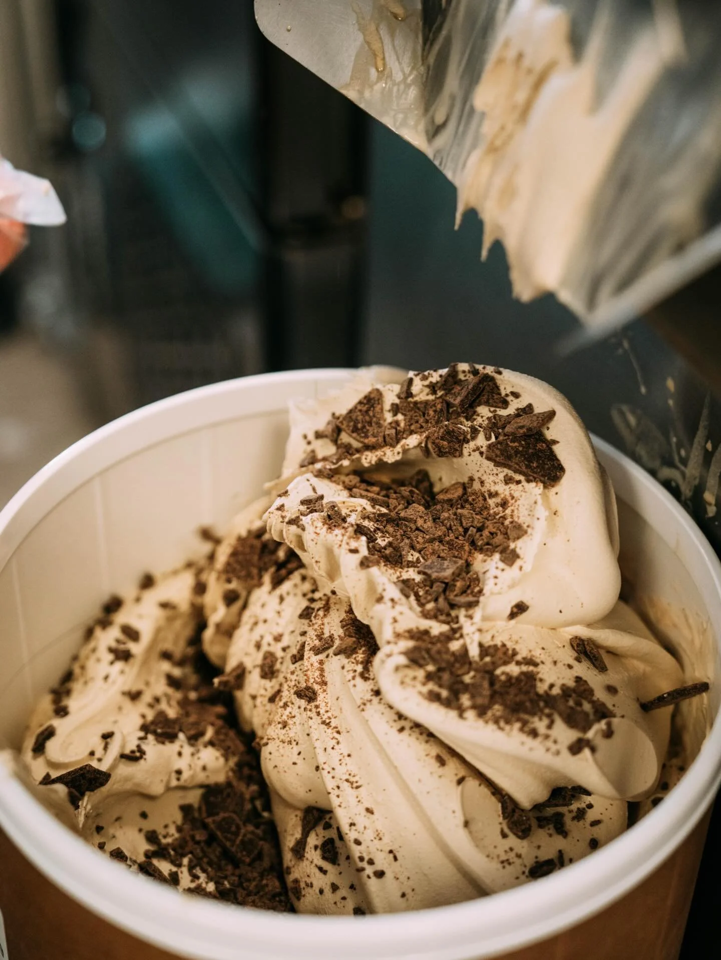 A timeless scoop 🍨

Our Caf&eacute; Con Leche is velvety and creamy, crafted with Buddy Brew cold brew and infused with Valrhona dark chocolate chunks, loved by coffee and chocolate fans alike.