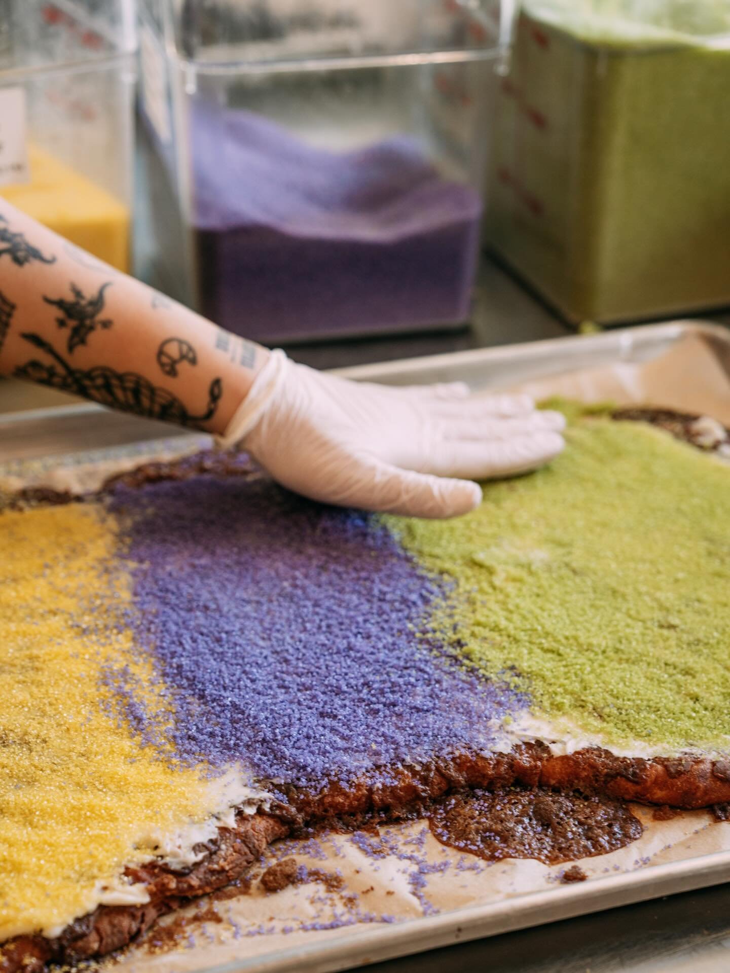 Laissez les bons temps rouler! 💛💜💚 
It&rsquo;s Mardi Gras, and we&rsquo;re celebrating the only way we know how, with scoops of King Cake and Caf&eacute; du Nola. Come treat yourself to a little lagniappe&hellip; aka an extra scoop (or two).