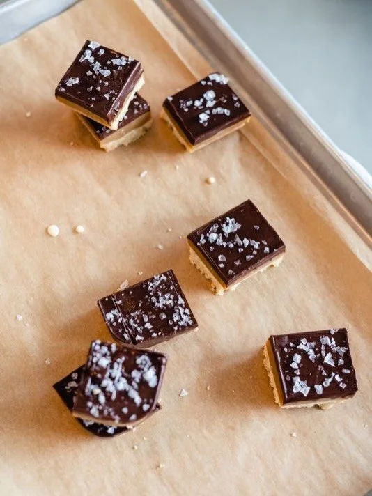 Malty Millionaire 🍫
Velvety vanilla-malt ice cream loaded with chocolate covered shortbread chunks and thick ribbons of house-made salted caramel.