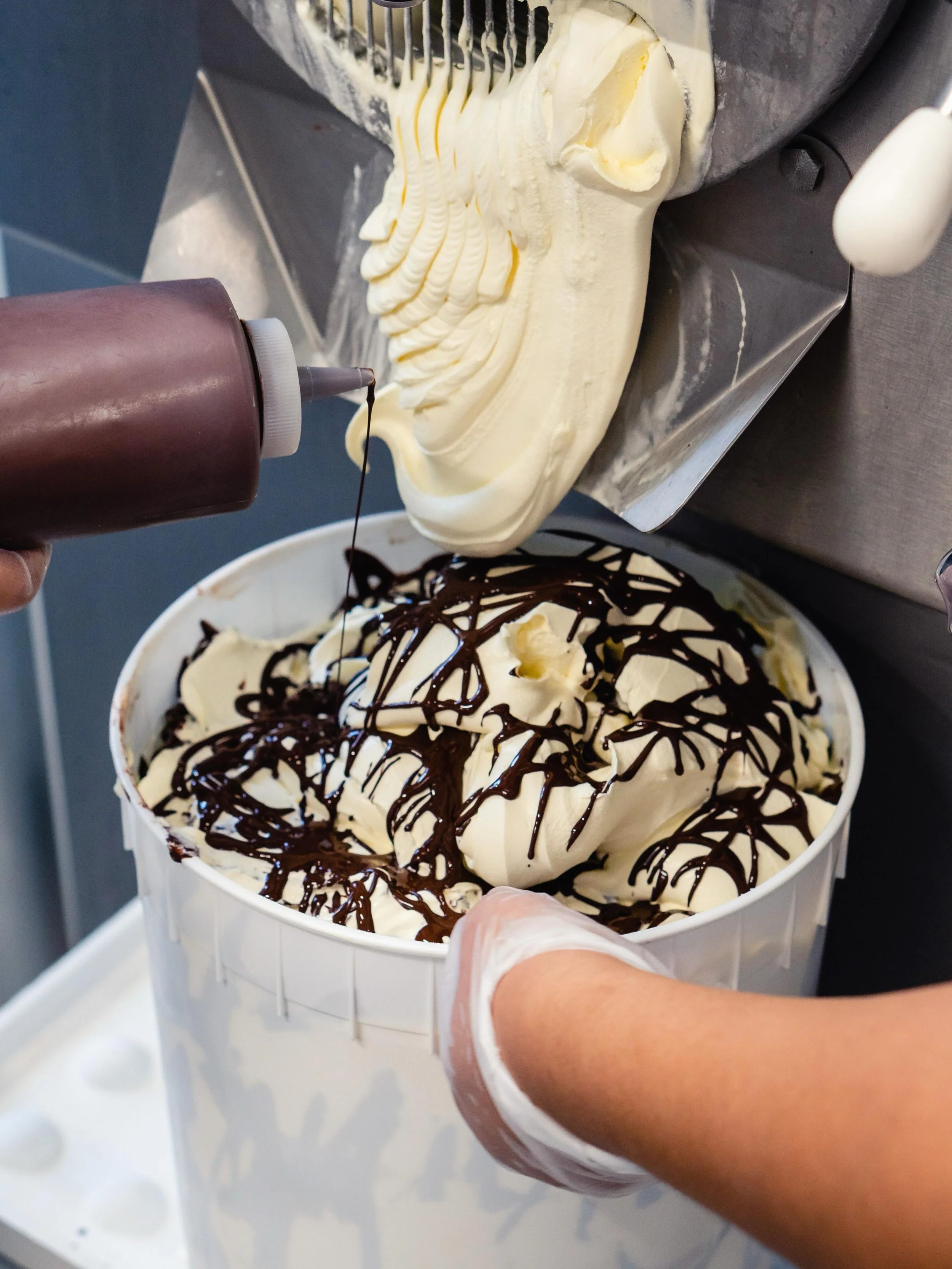 🍫 Mint Stracciatella 🌿
Cool peppermint ice cream with crunchy ribbons of dark chocolate stracciatella folded into every scoop. 🍨🤎
