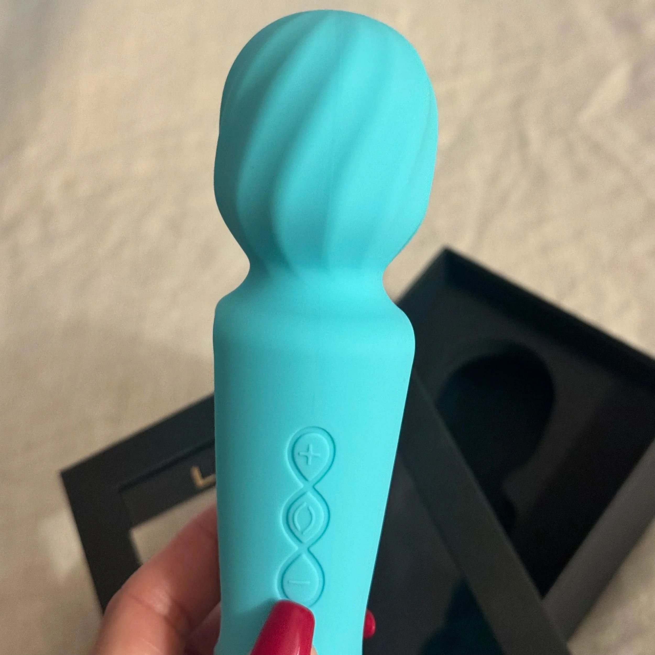 LELO+Switch+Vibrator+%E2%80%93+Ribbed+Detail+and+Premium+Finish.jpg