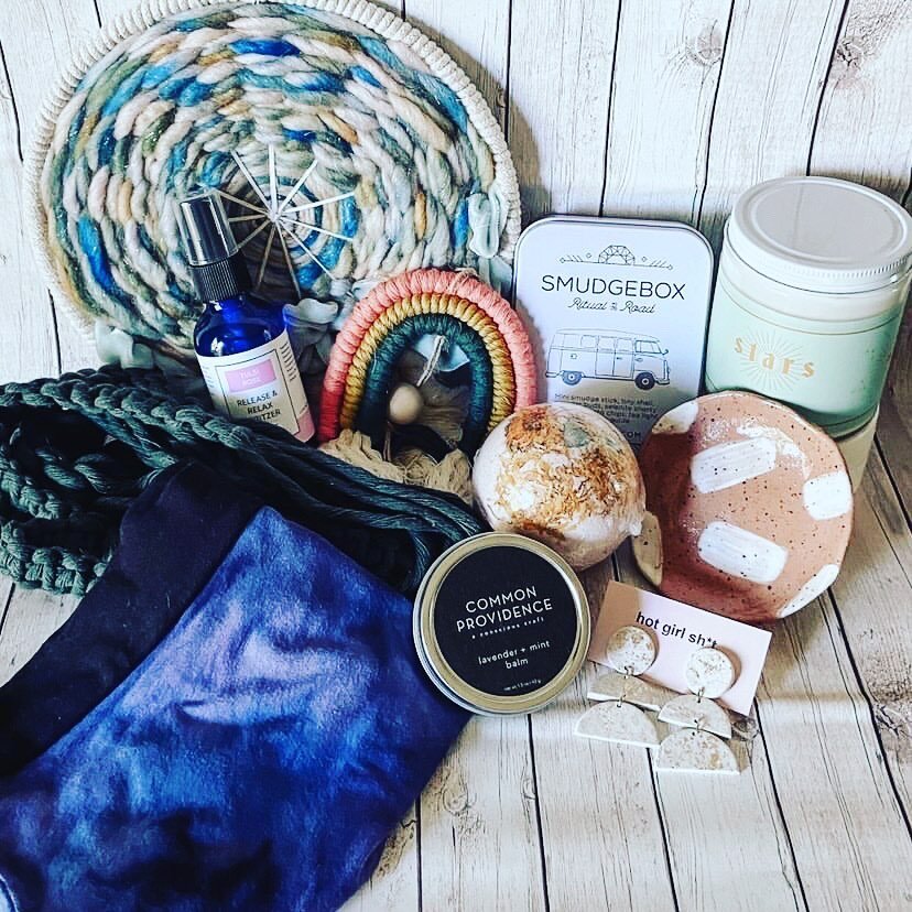 ✨Giveaway✨
.
Some amazing Colorado Female artisans have partnered to bring you this beautiful gift bundle. 
.
✨what you&rsquo;ll win✨
-handcrafted ceramic Mini dish from @saltandseaceramics 
.
-a STARS soy wax candle from @waxcrescent
.
-a CBD bath b