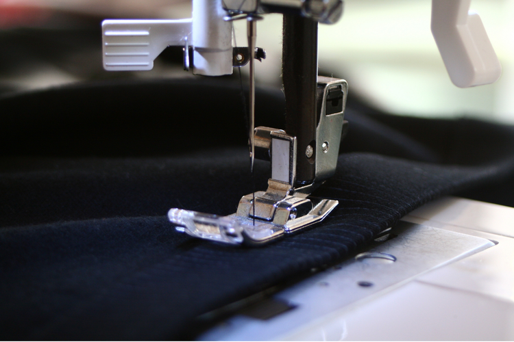 Tackling Thick Fabrics: Sewing Tips for a Smooth Finish 🧵✨
