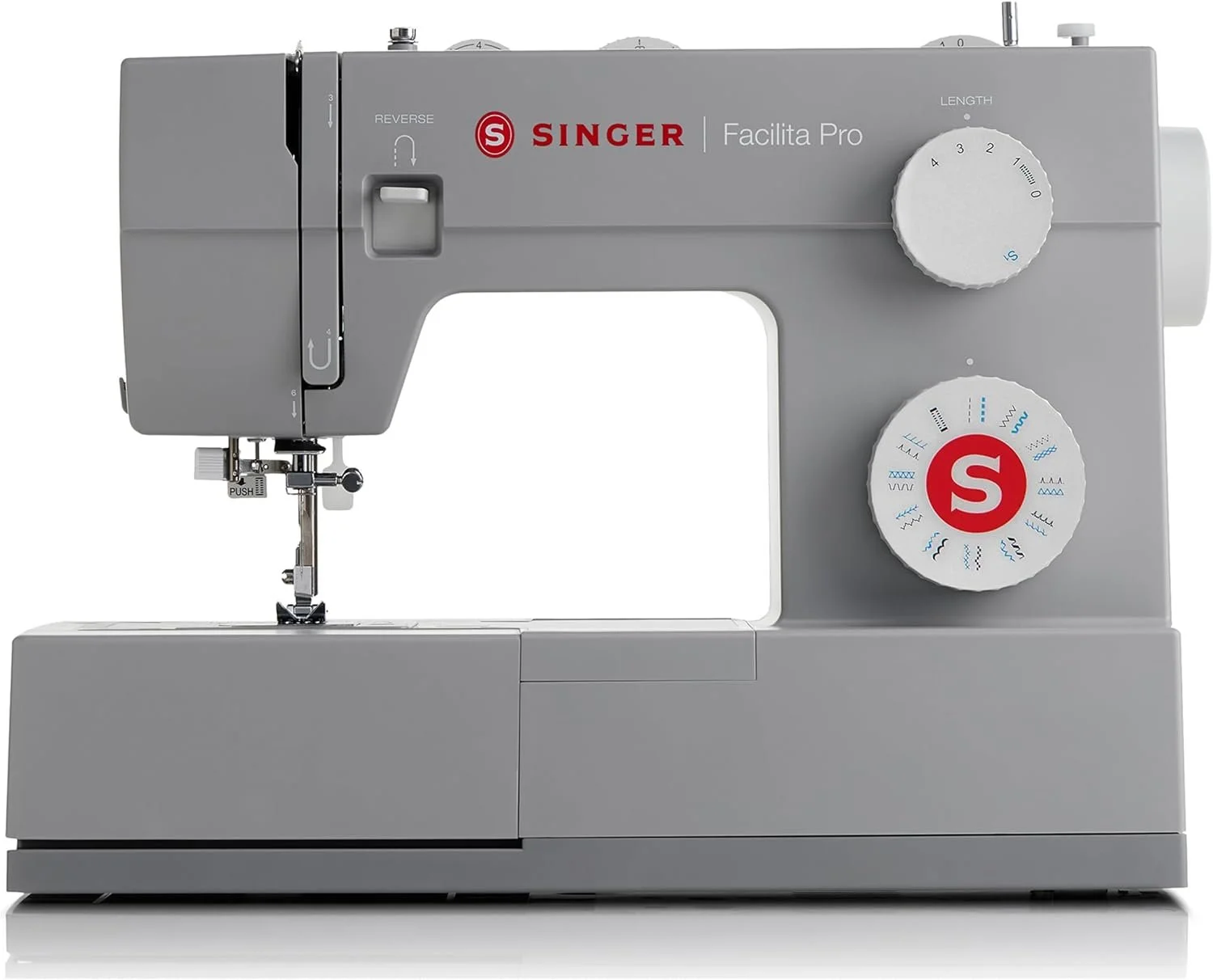 Gray sewing machine with red and white Singer logo, labeled 'Facilita Pro', featuring dials on the right side for length and stitch pattern, and a lever on the left for reverse stitching.