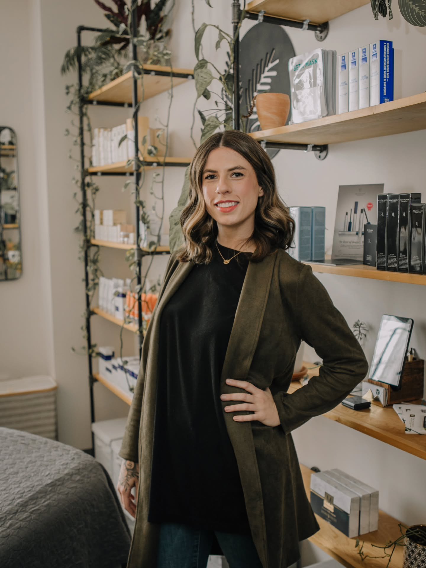 Hi 👋 I'm Jaclyn. Let's get acquainted:
&bull; I've been an Esthetician for 13 years (started at 19!)
&bull; I specialize in brows, custom tinting/stains, lash lifts &amp; effective, minimally invasive skin treatments with a ton of massage!
&bull; I 