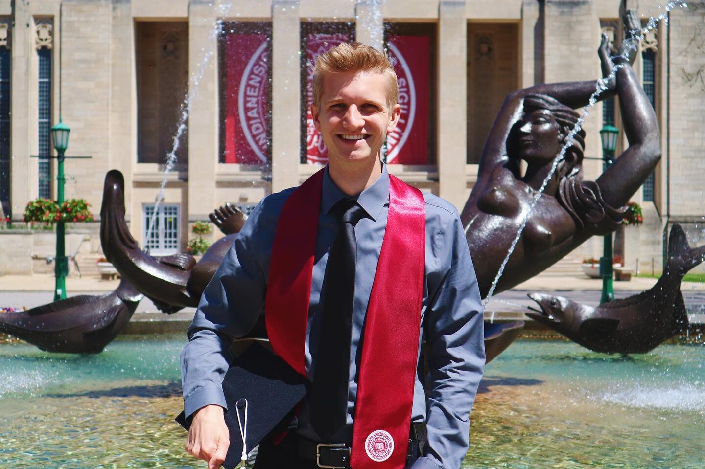 10 days out in the real world &amp; feeling 10/10 (swipe all the way for a gay musical theatre surprise)
&bull;
#iu #hoosiers #classof2021 #grad #graduation #gay #instagay #musicaltheatre #bfa #indianauniversity