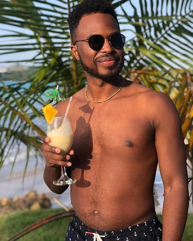 This month (and next) we would have been enjoying the beautiful sun of the Dominican Republic. We already miss it so much, but we will be there in spirit! 🌴🇩🇴
&bull; &bull; &bull;
#areitoarts #bailamar #bachataparadise
#edwinferreras #republicadom