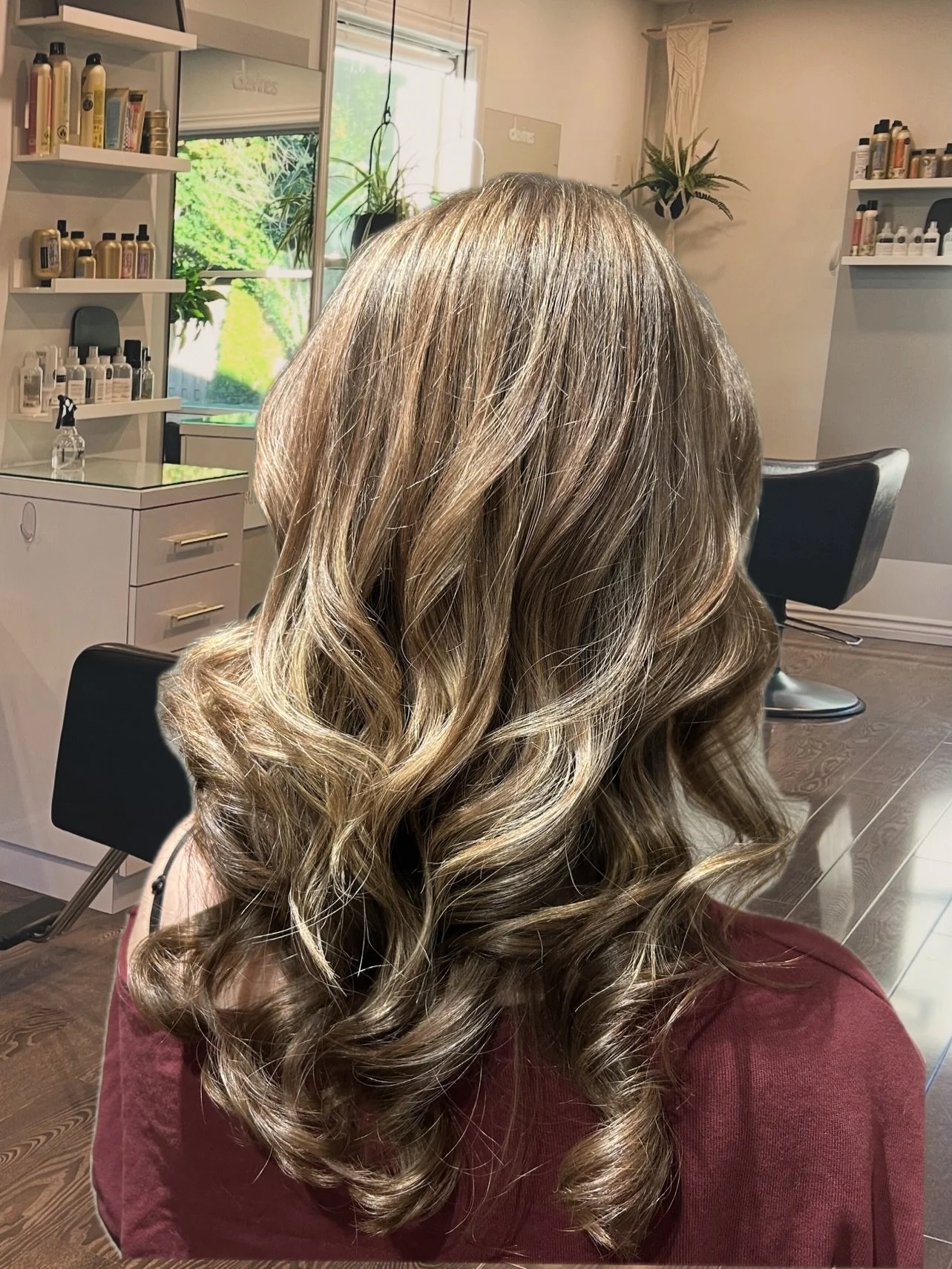 Winter is the perfect season for subtle brightness and effortless dimension. This post speaks to clients who want a fresh look without losing depth, focusing on soft hilites that feel clean, modern, and wearable all season long.

Cold weather calls f