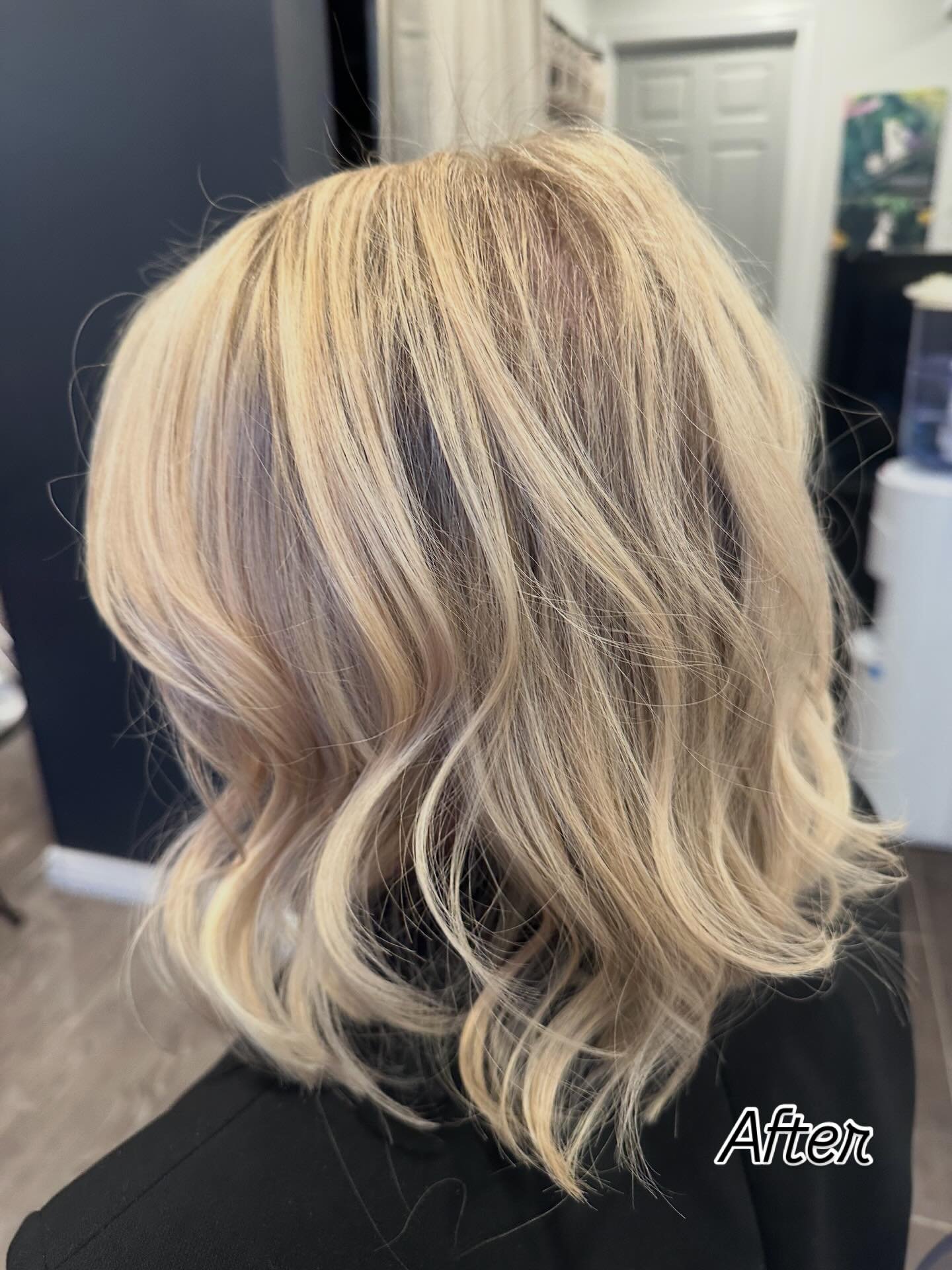 Want to TRY extensions but don&rsquo;t know where to start? Try our 4 for fullness or Vavavolume with fusion extensions! 
Swipe ⬅️ for the before and after&rsquo;s! 
🎨Highlights and cut by @loveyourhairbyliza 
✨ Vavavolume fusion install by @hairby.