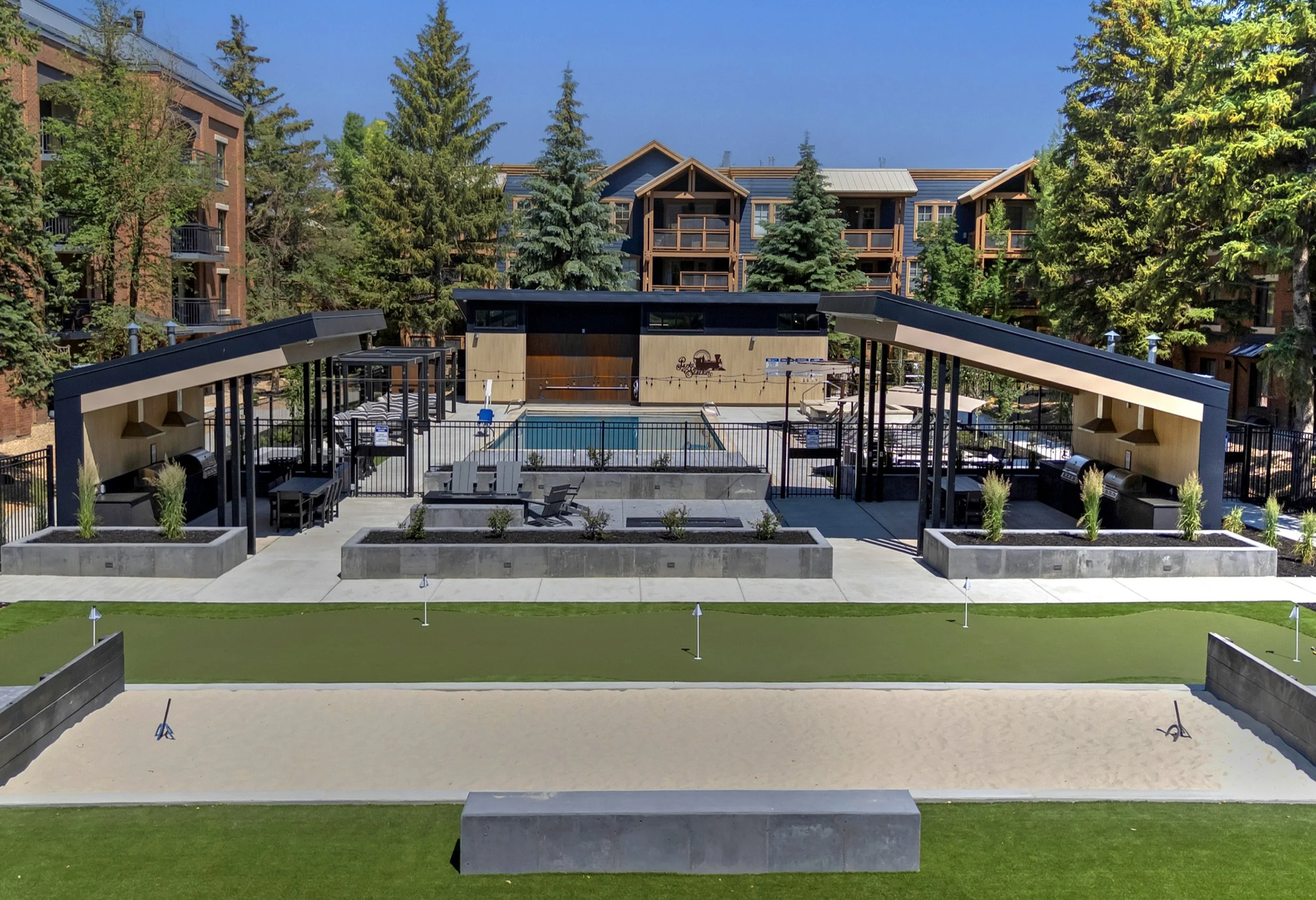 courtyard-putting-green-pool-house.jpg