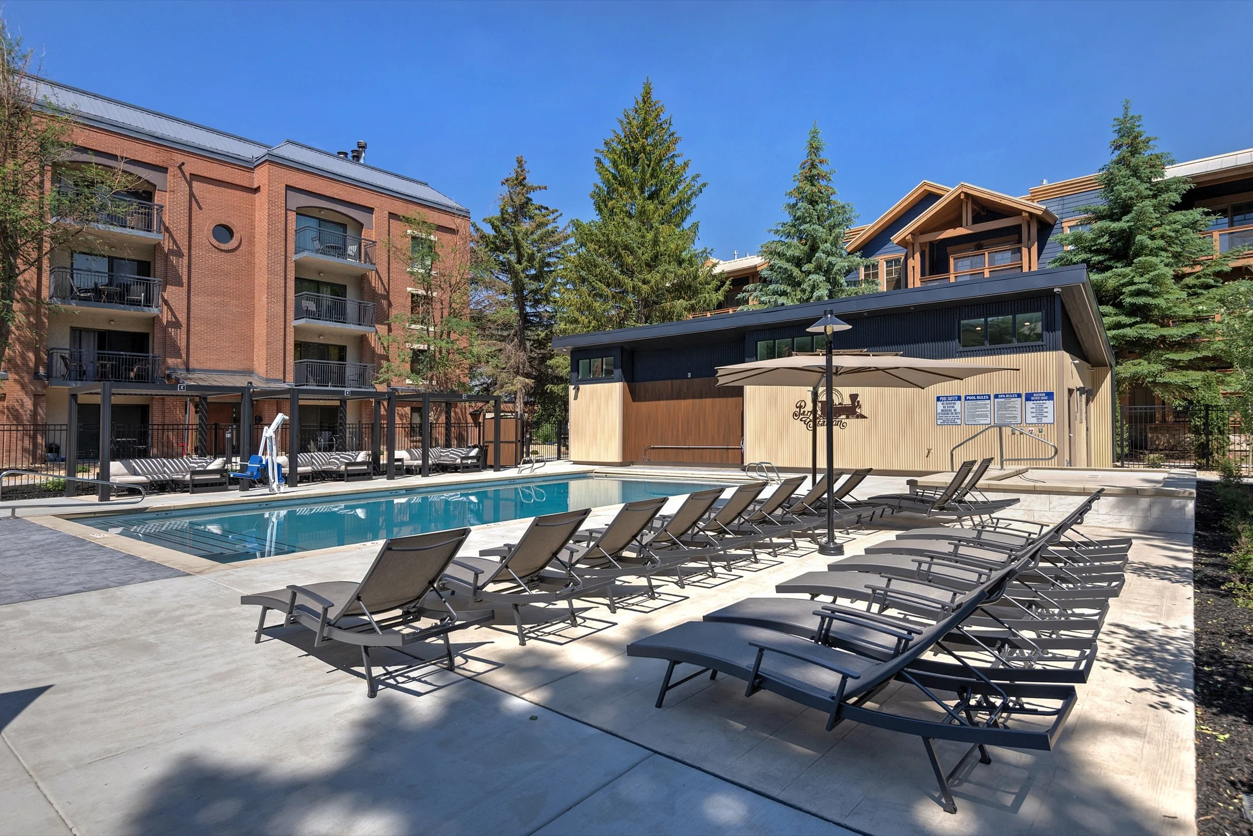 pool-loungers-day.jpg