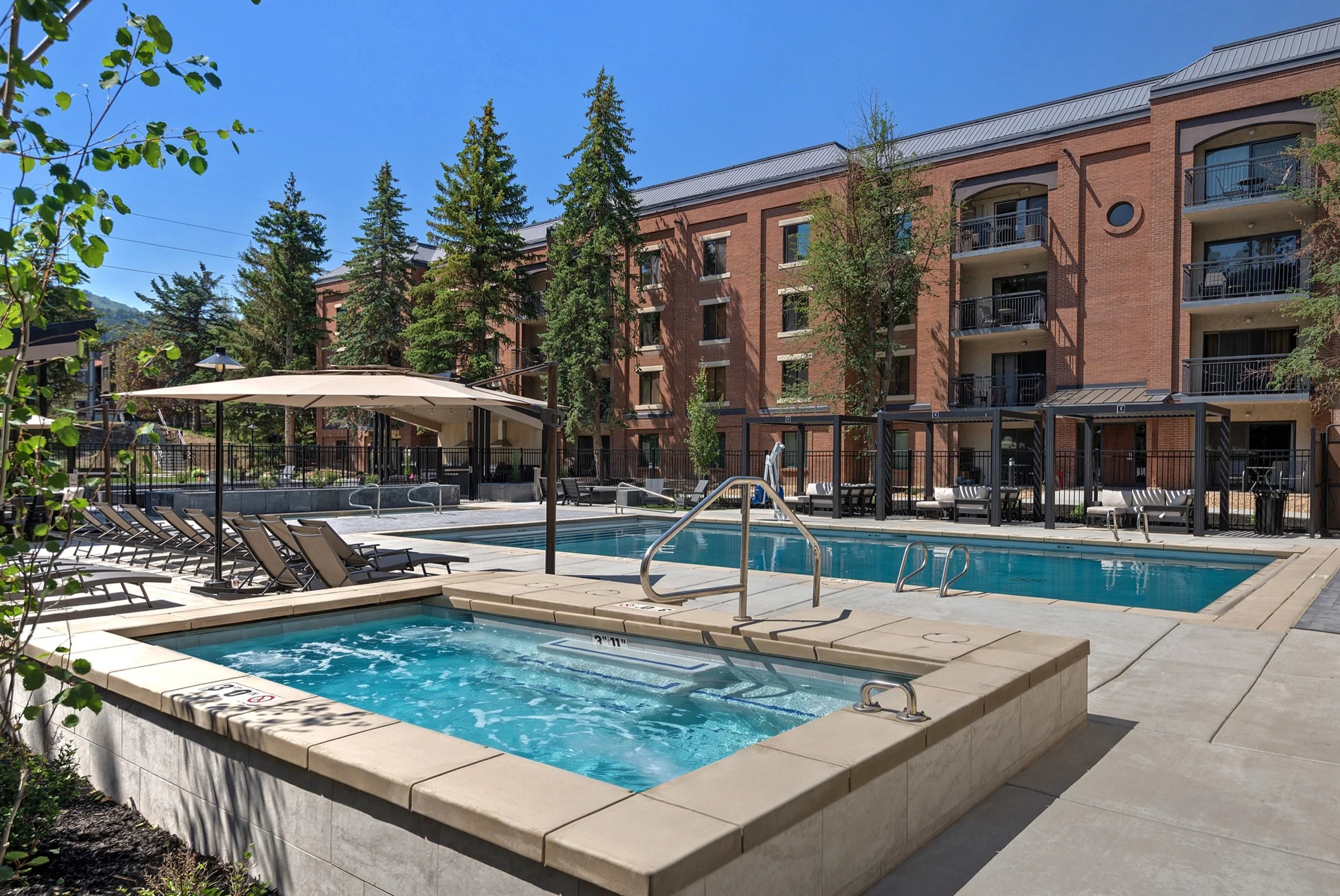 hot-tub-pool-umbrellas.jpg