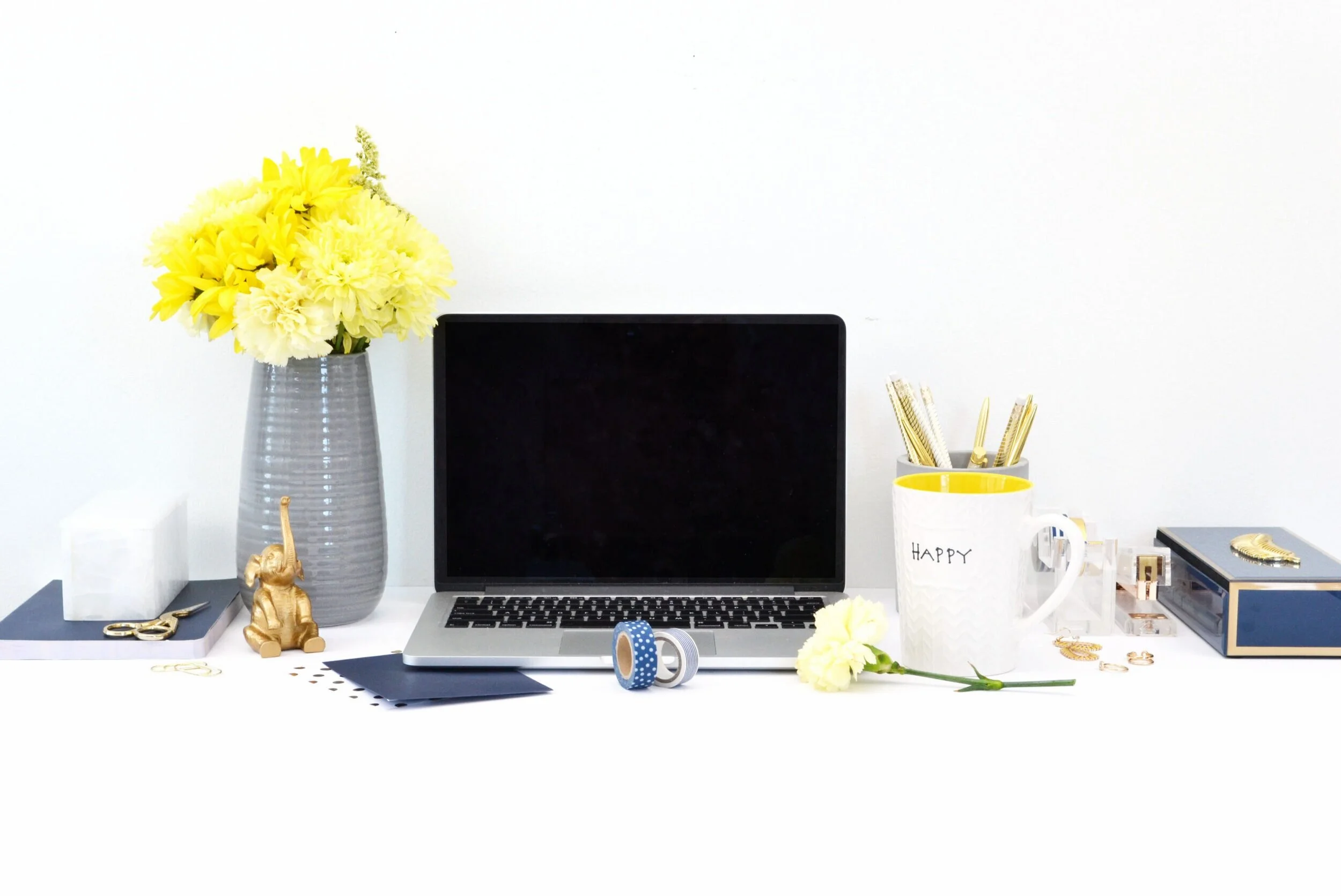 c74-3-yellow-navy-styled-stock-photo-pixistock-scaled.jpg