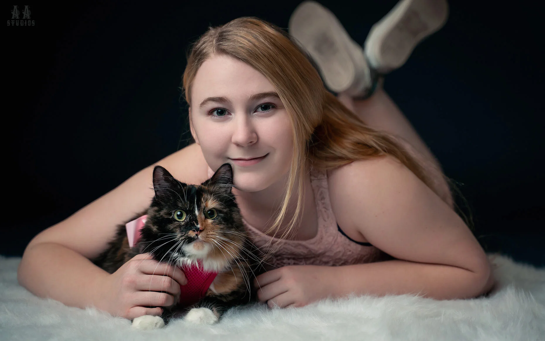 Senior-picture-with-a-cat-in-Lansing-Michigan-by-aastudiospro.jpg